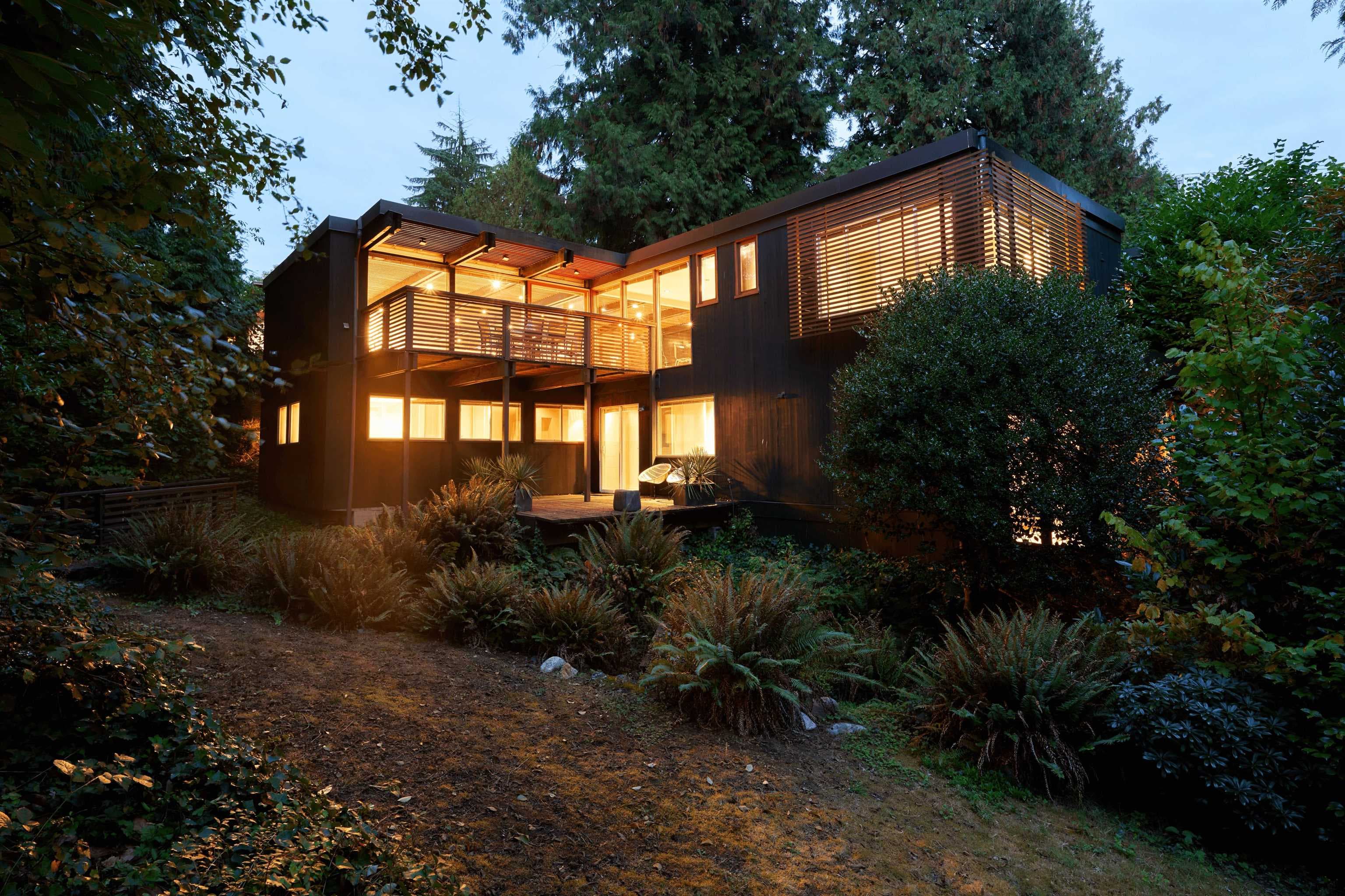 945 15th Street, West Vancouver