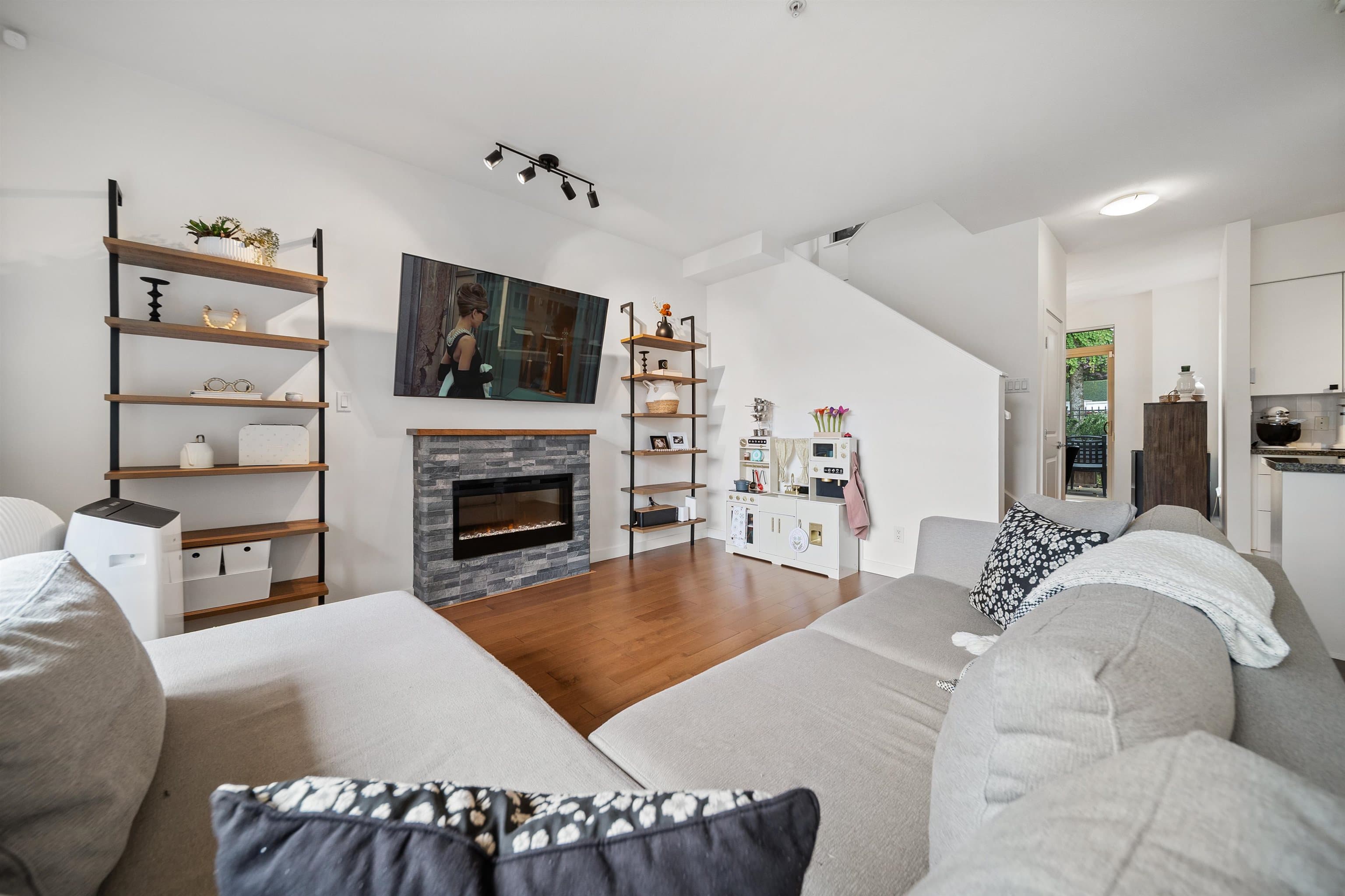 6 - 4132 Halifax Street, Burnaby