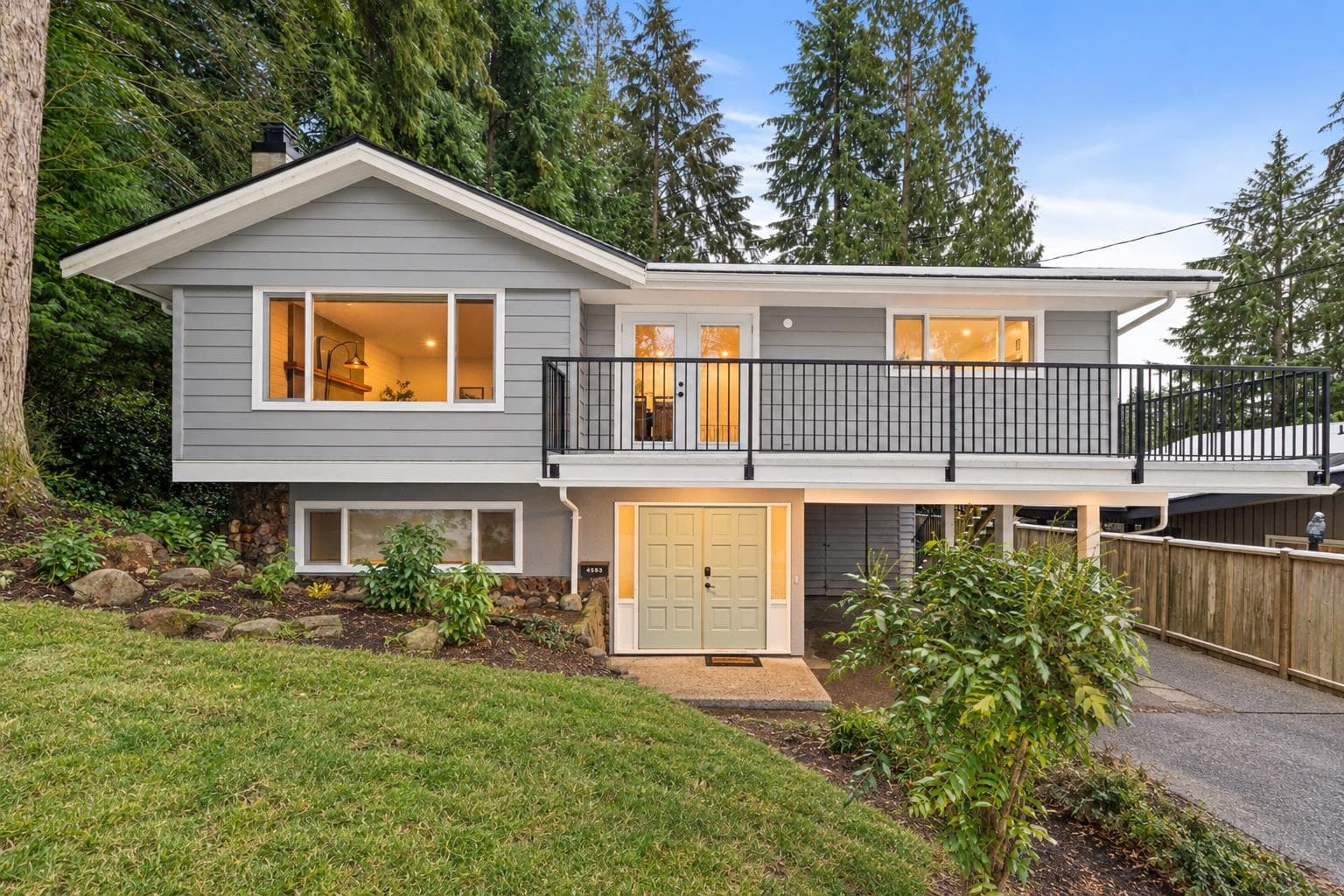 4593 Cliffmont Road, North Vancouver