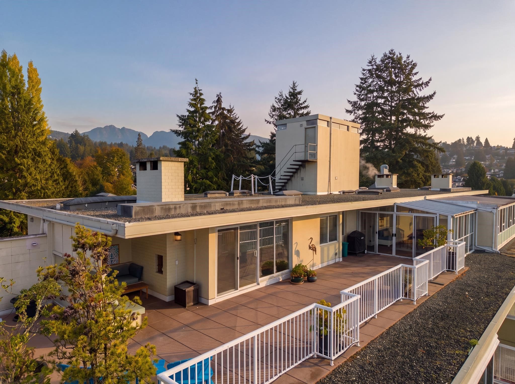 701 - 1425 Esquimalt Avenue, West Vancouver