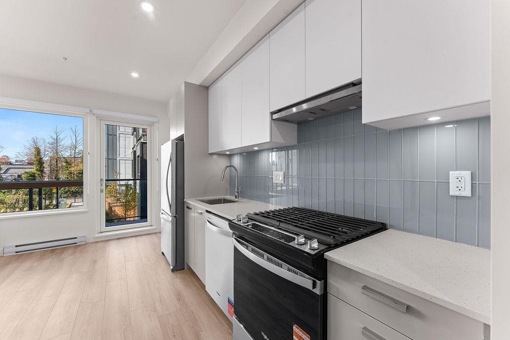 220 - 13760 75a Avenue, Surrey