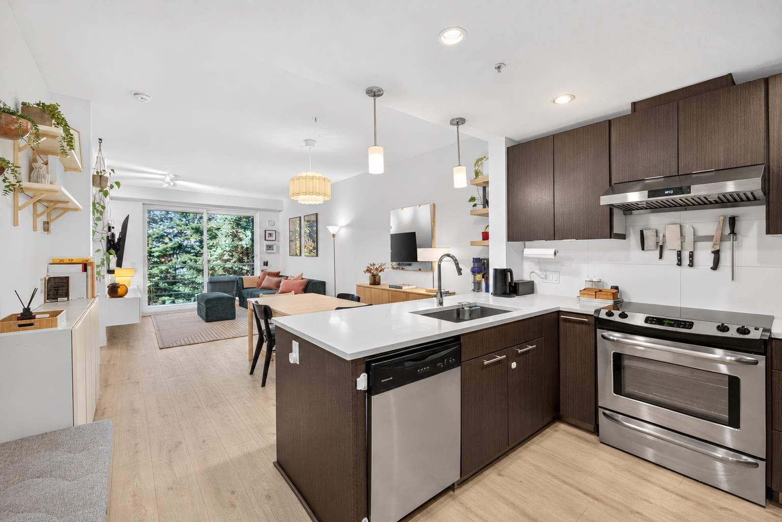 402 - 733 W 3rd Street, North Vancouver