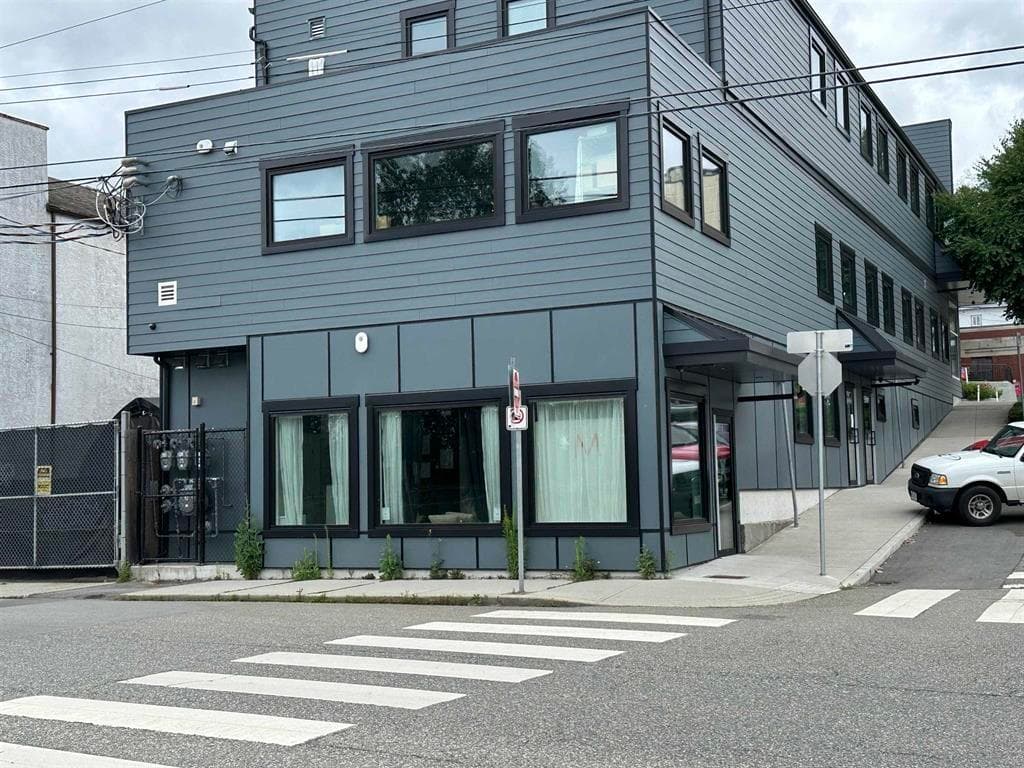 4 33192 1 AVENUE — photo 1