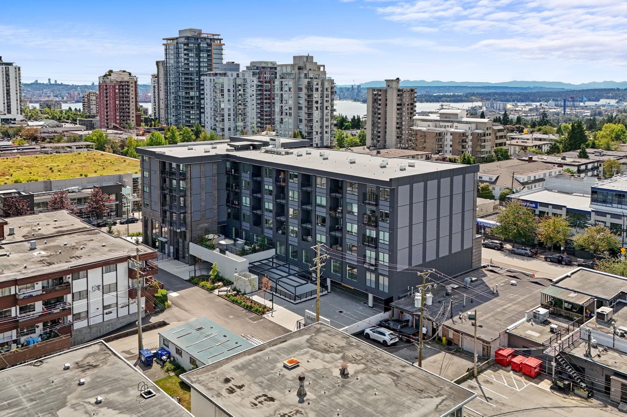 210 1740 LONSDALE AVENUE — photo 1