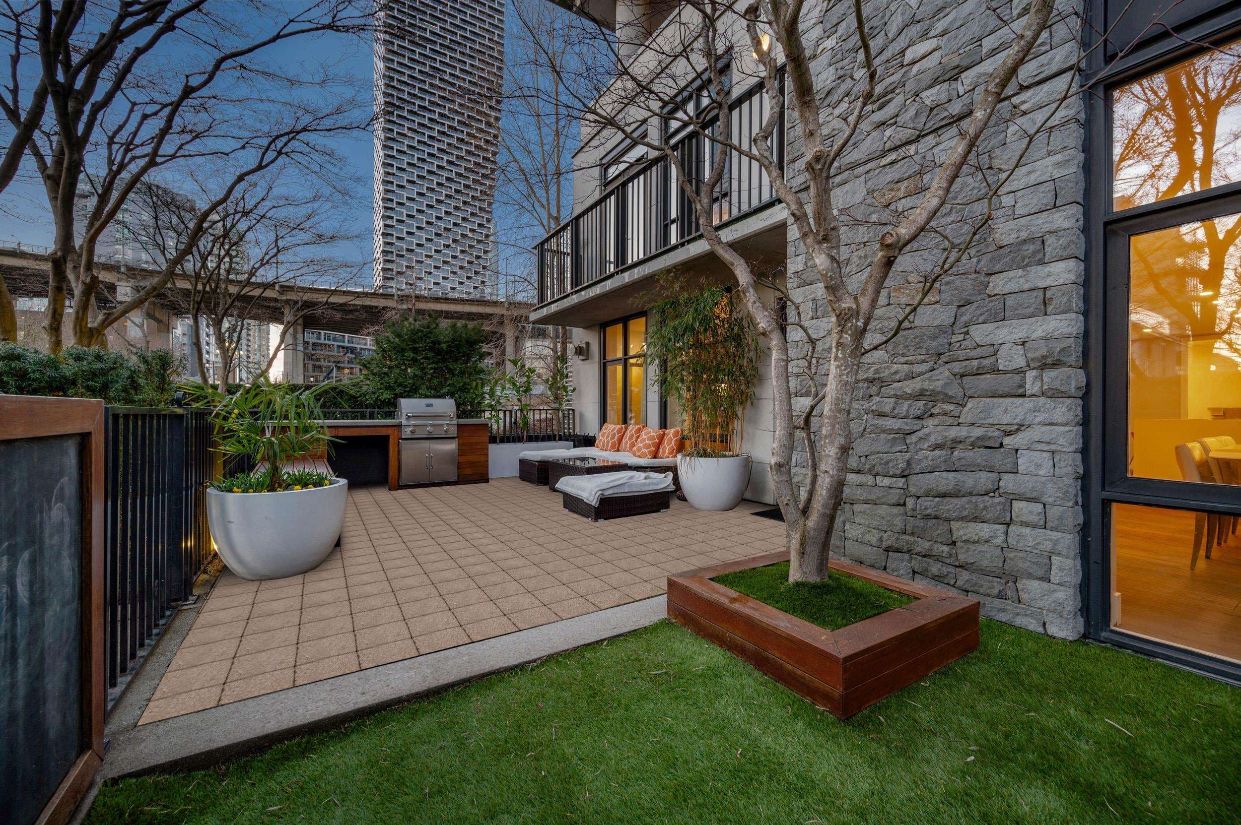 595 Beach Crescent, Vancouver, V6Z 3E4 — photo 2