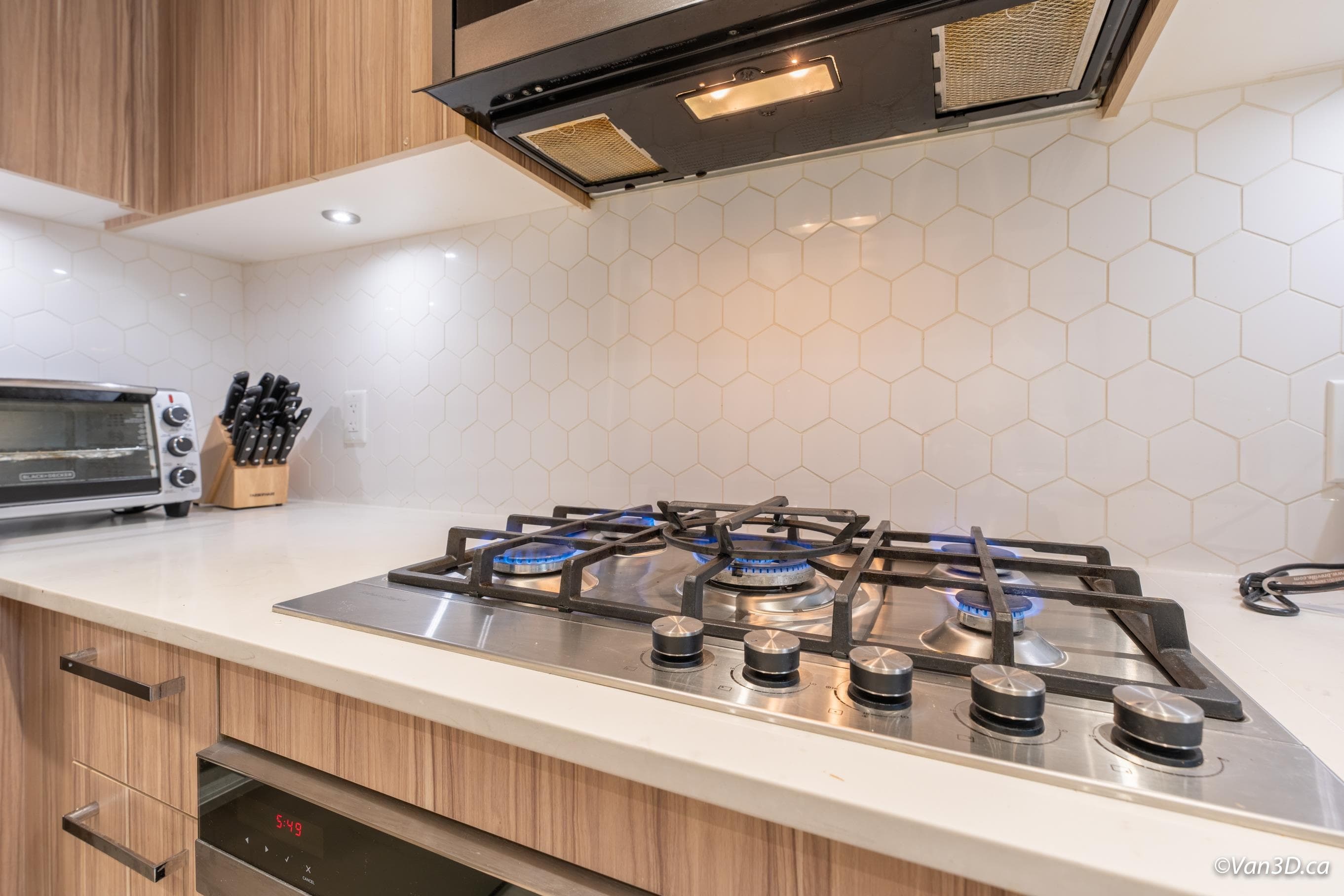 208 - 1061 Marine Drive, North Vancouver, V7P 1S6 — photo 4