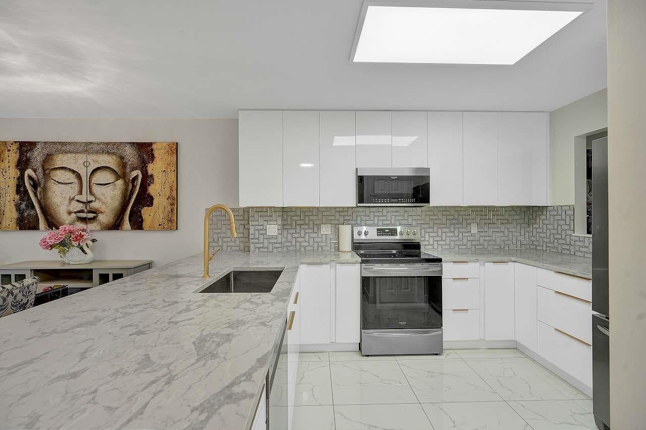 144 Shoreline Circle, Port Moody, V3H 5B3 — photo 2