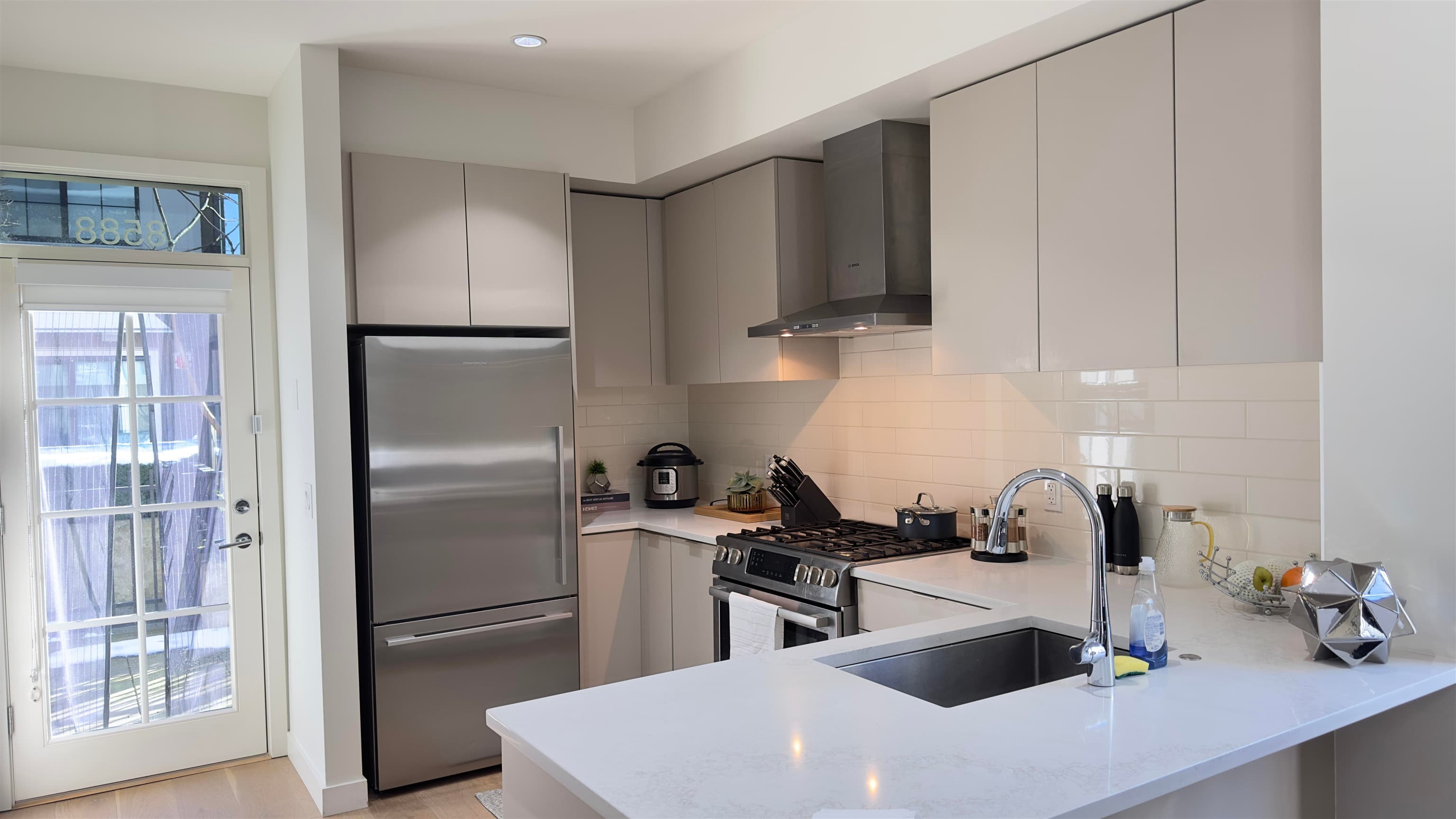 8588 Osler Street, Vancouver, V6P 0G4 — photo 3