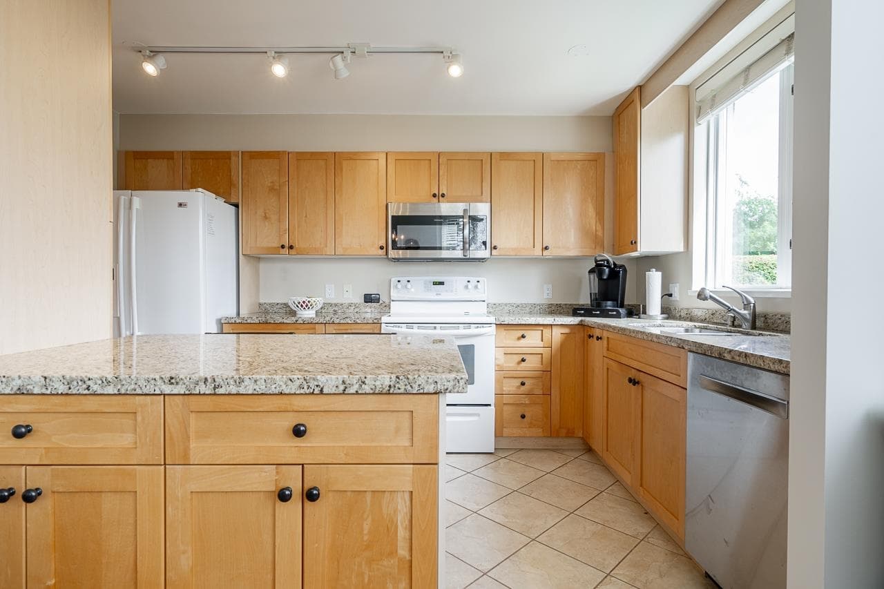 301 - 2203 Bellevue Avenue, West Vancouver, V7V 4V7 — photo 2
