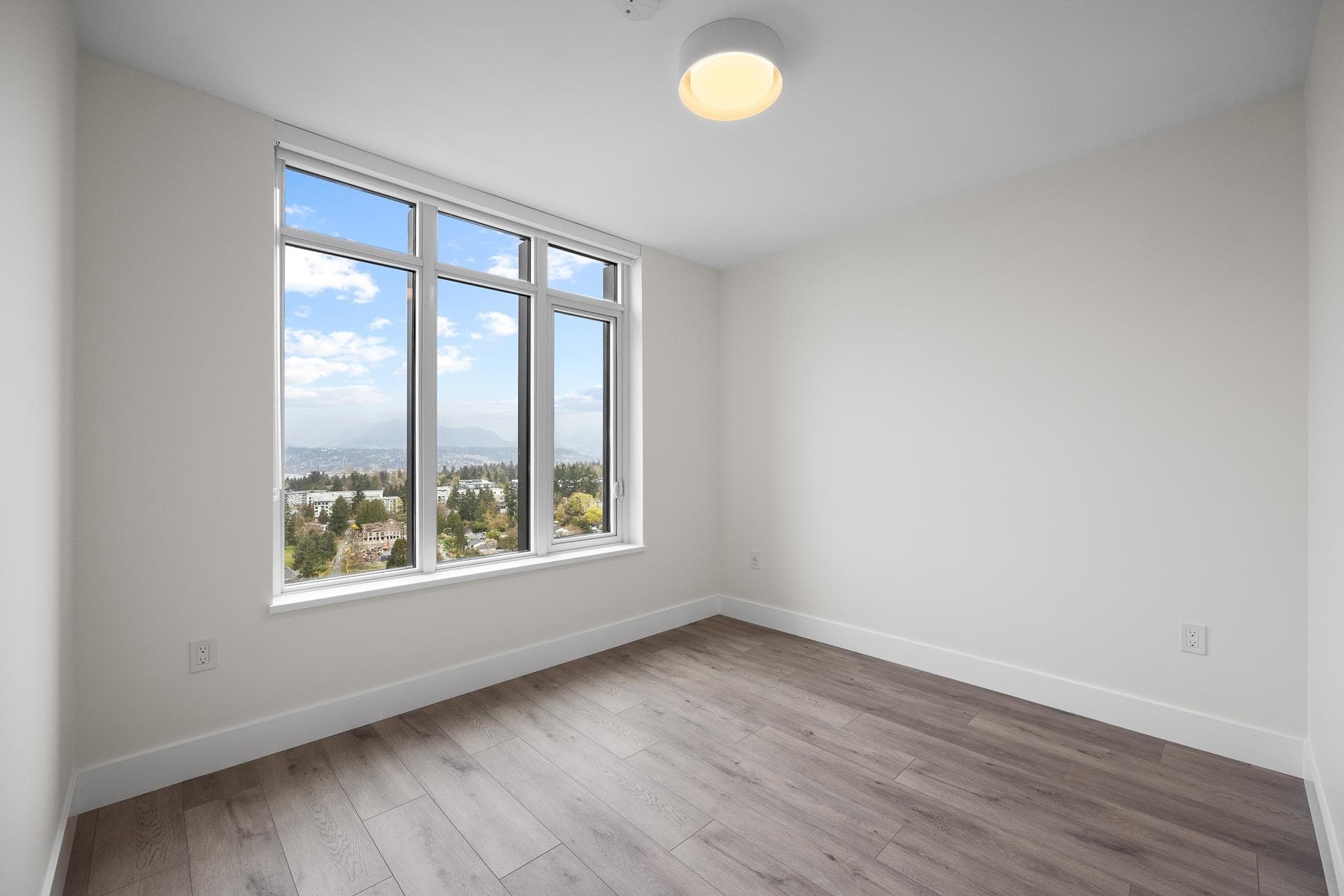 2407 - 10428 Whalley Boulevard, Surrey, V3T 1W6 — photo 4