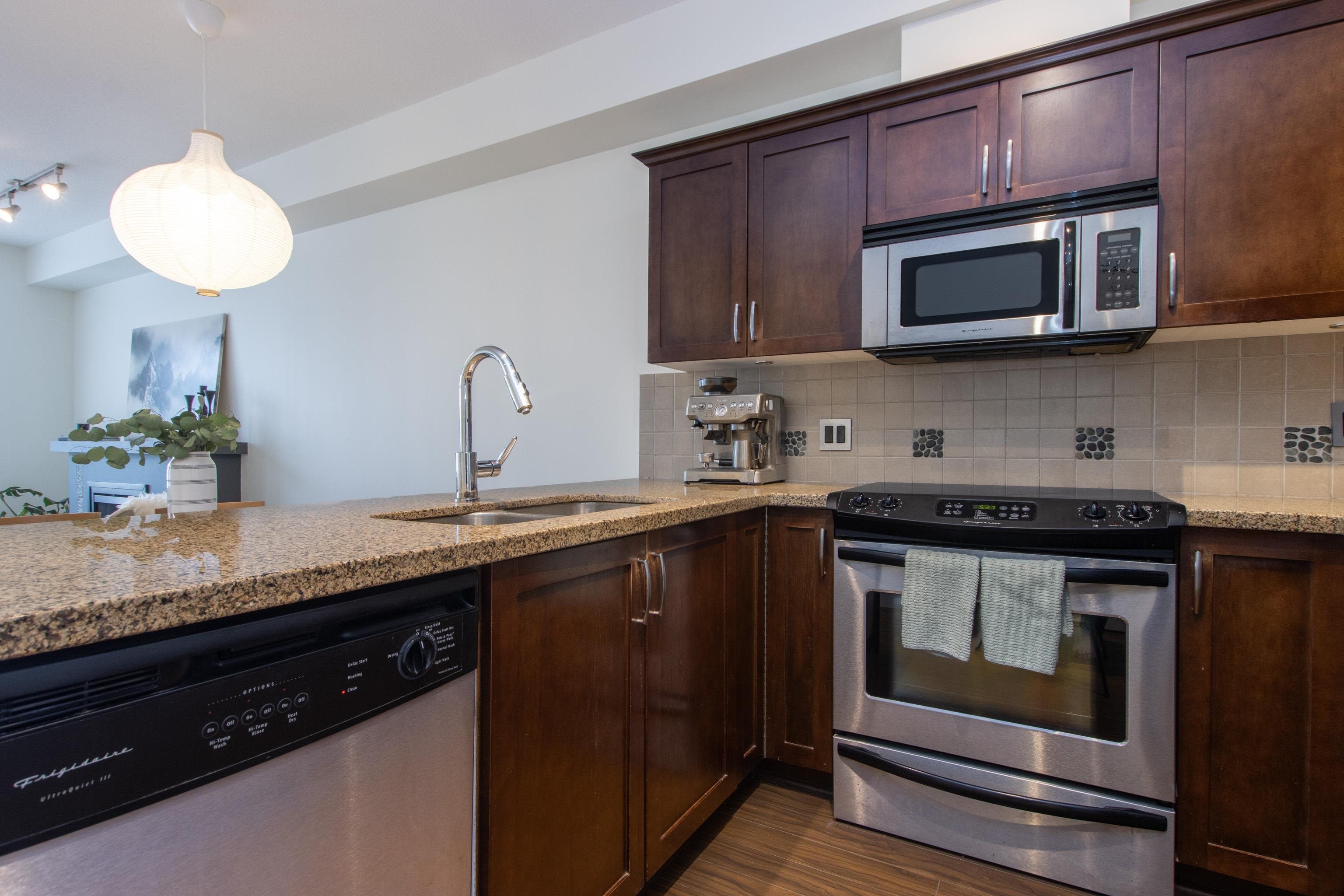 303 - 1336 Main Street, Squamish, V8B 0R2 — photo 3