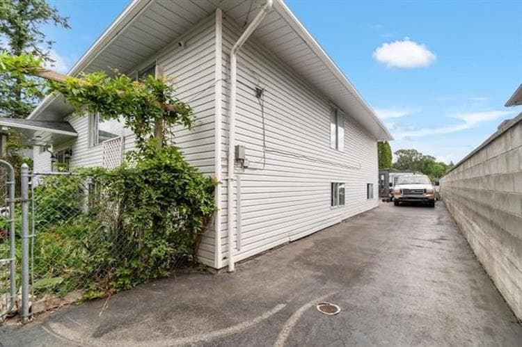 10018 123a Street, Surrey, V3V 4R4 — photo 2