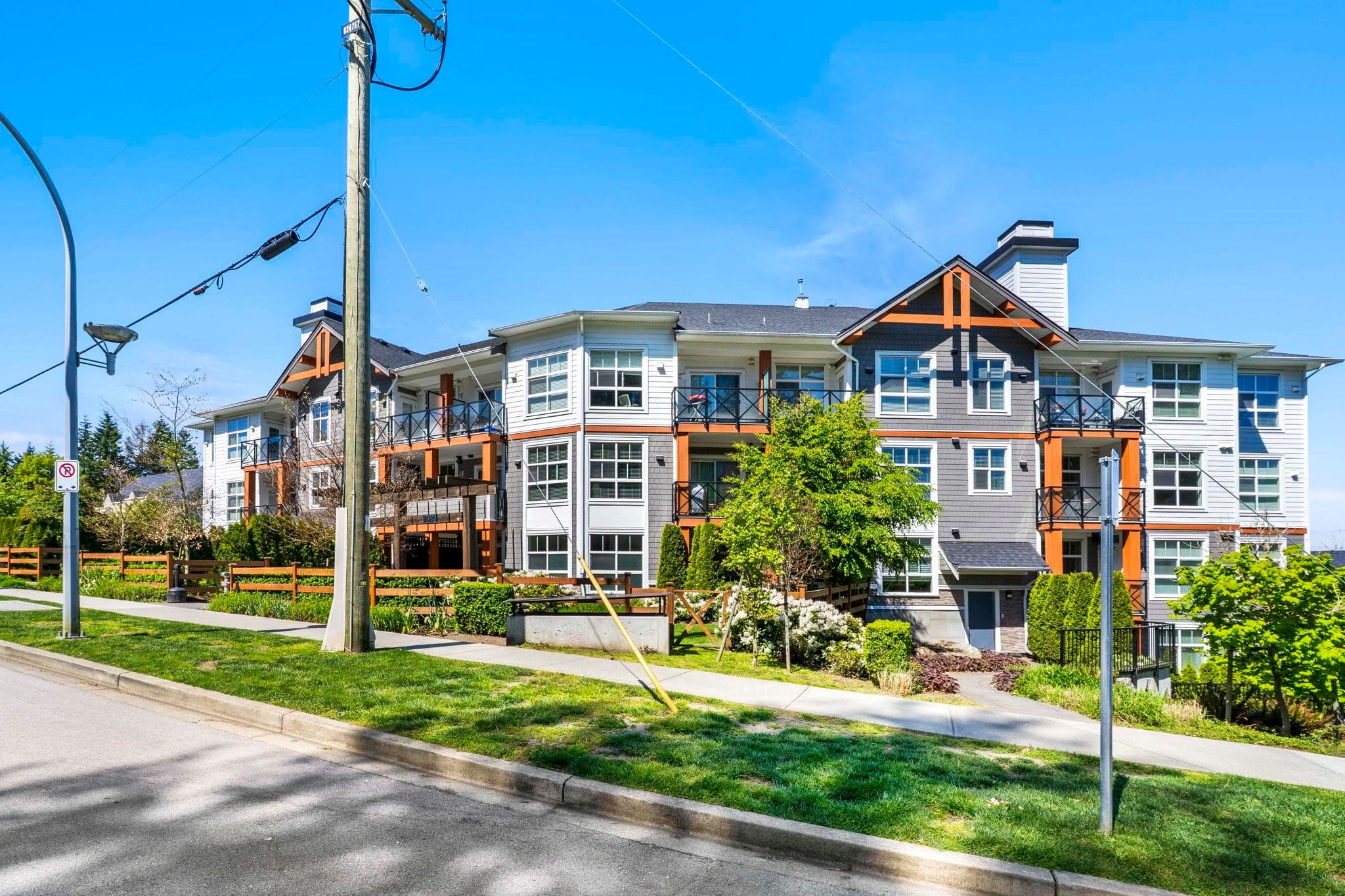 404 - 14605 Mcdougall Drive, Surrey, V4P 0G7 — photo 2