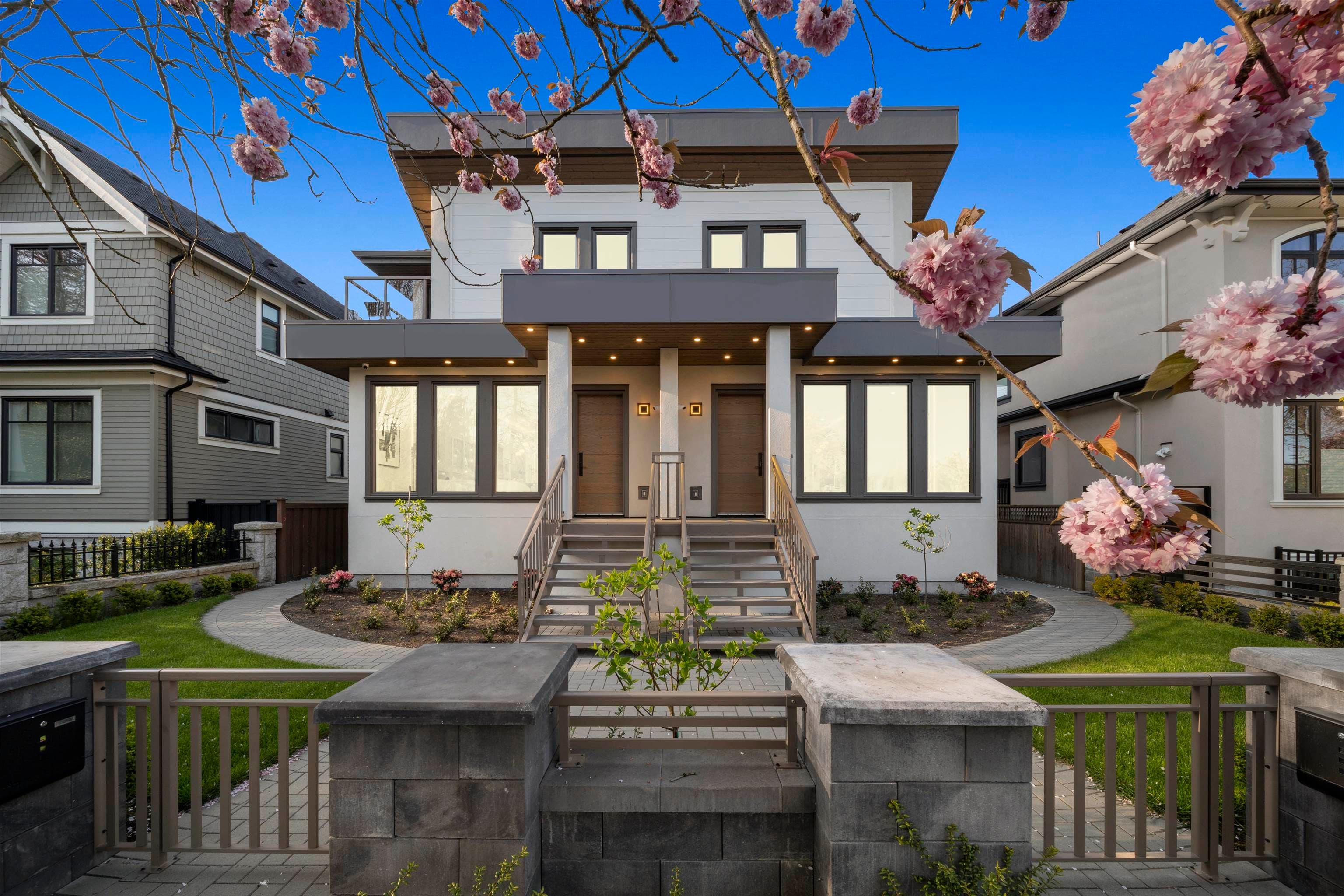 2455 W 10th Avenue, Vancouver, V6K 2J4 — photo 1