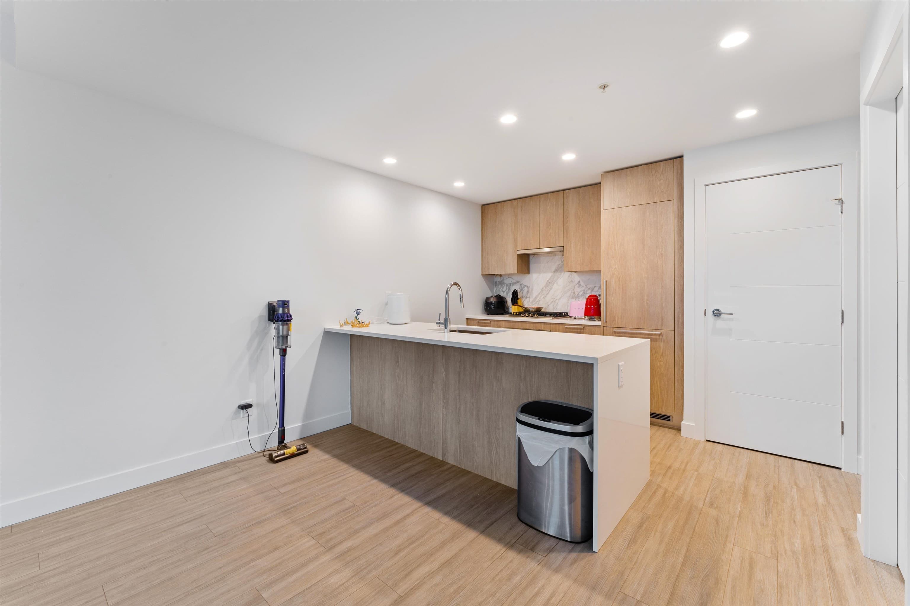 504 - 6398 Silver Avenue, Burnaby, V5H 0K7 — photo 5