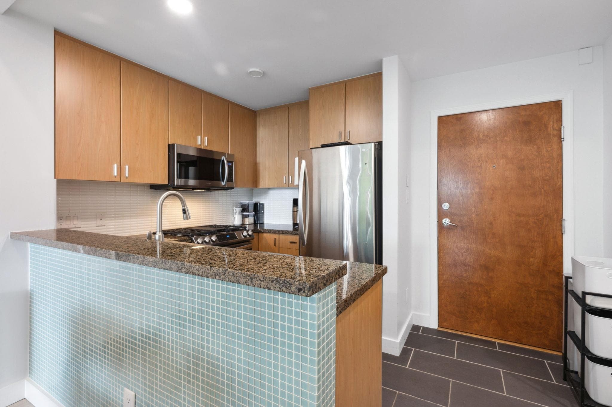 402 - 6888 Southpoint Drive, Burnaby, V3N 5E3 — photo 4