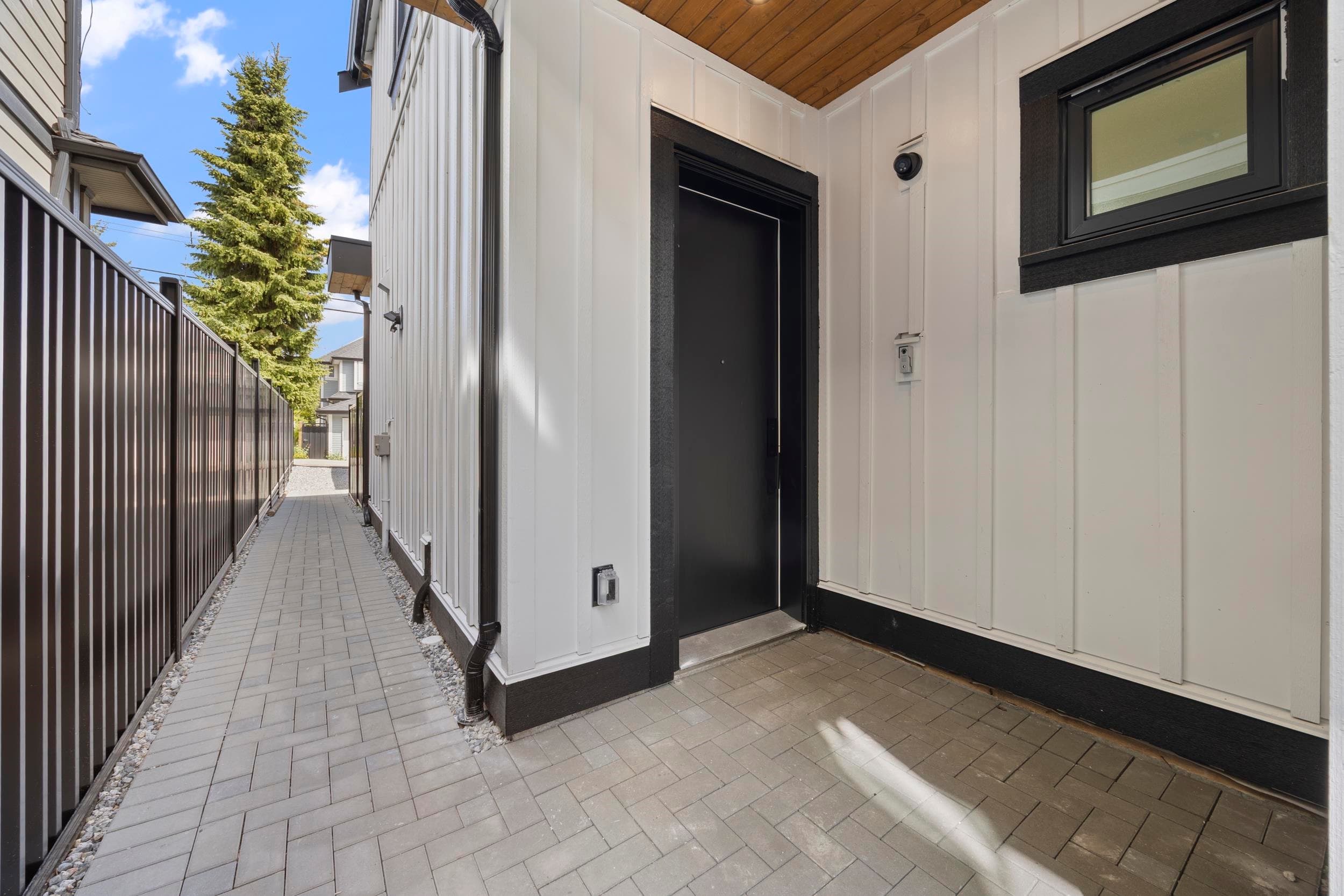 2181 Charles Street, Vancouver, V5L 2V2 — photo 2