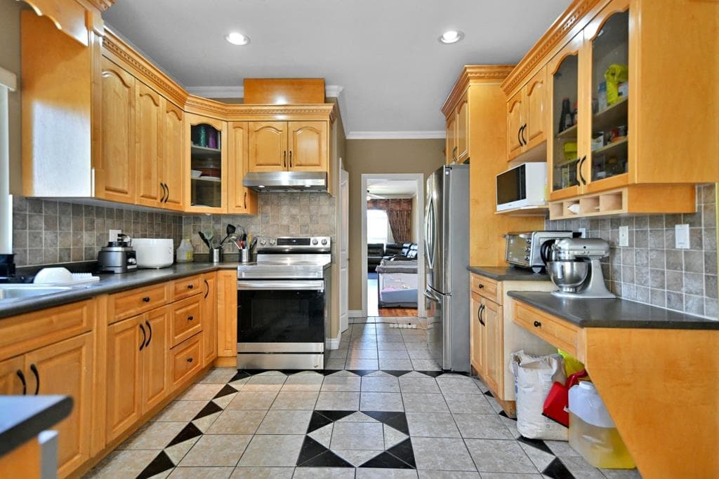 21008 Barker Avenue, Maple Ridge, V2X 8R6 — photo 3