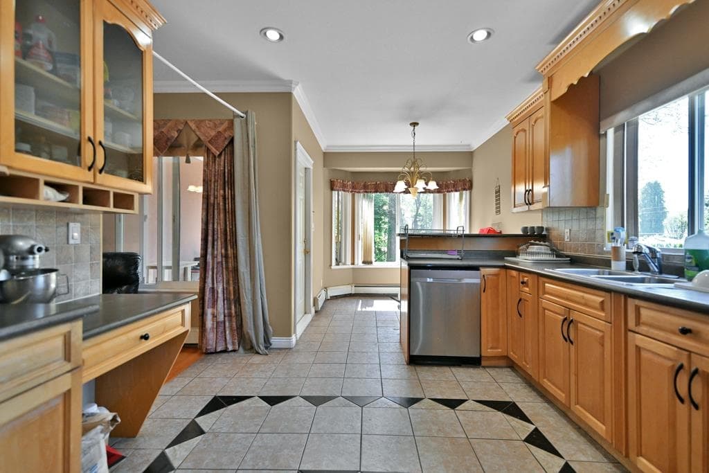 21008 Barker Avenue, Maple Ridge, V2X 8R6 — photo 4