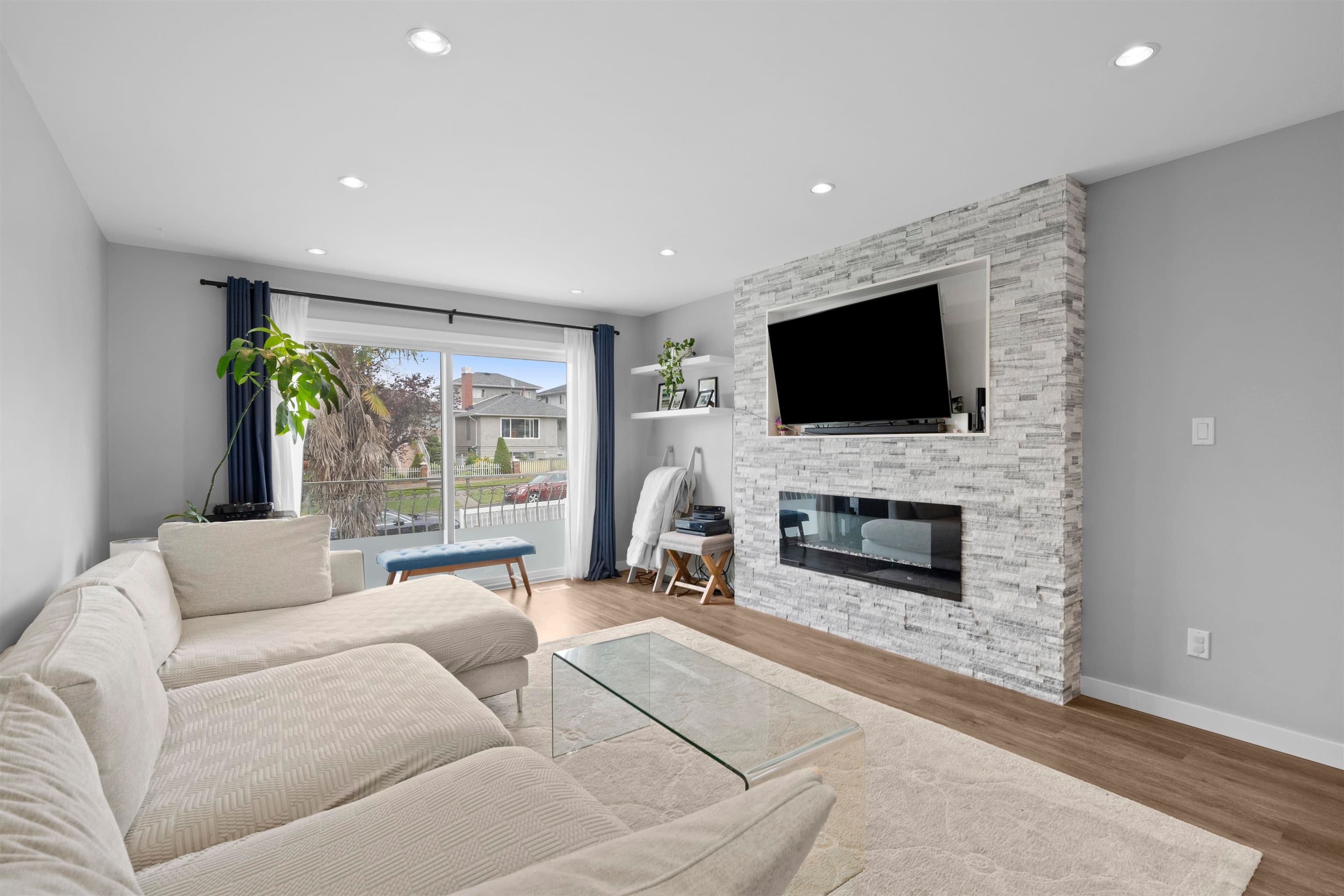3160 E 6th Avenue, Vancouver, V5M 1S5 — photo 2