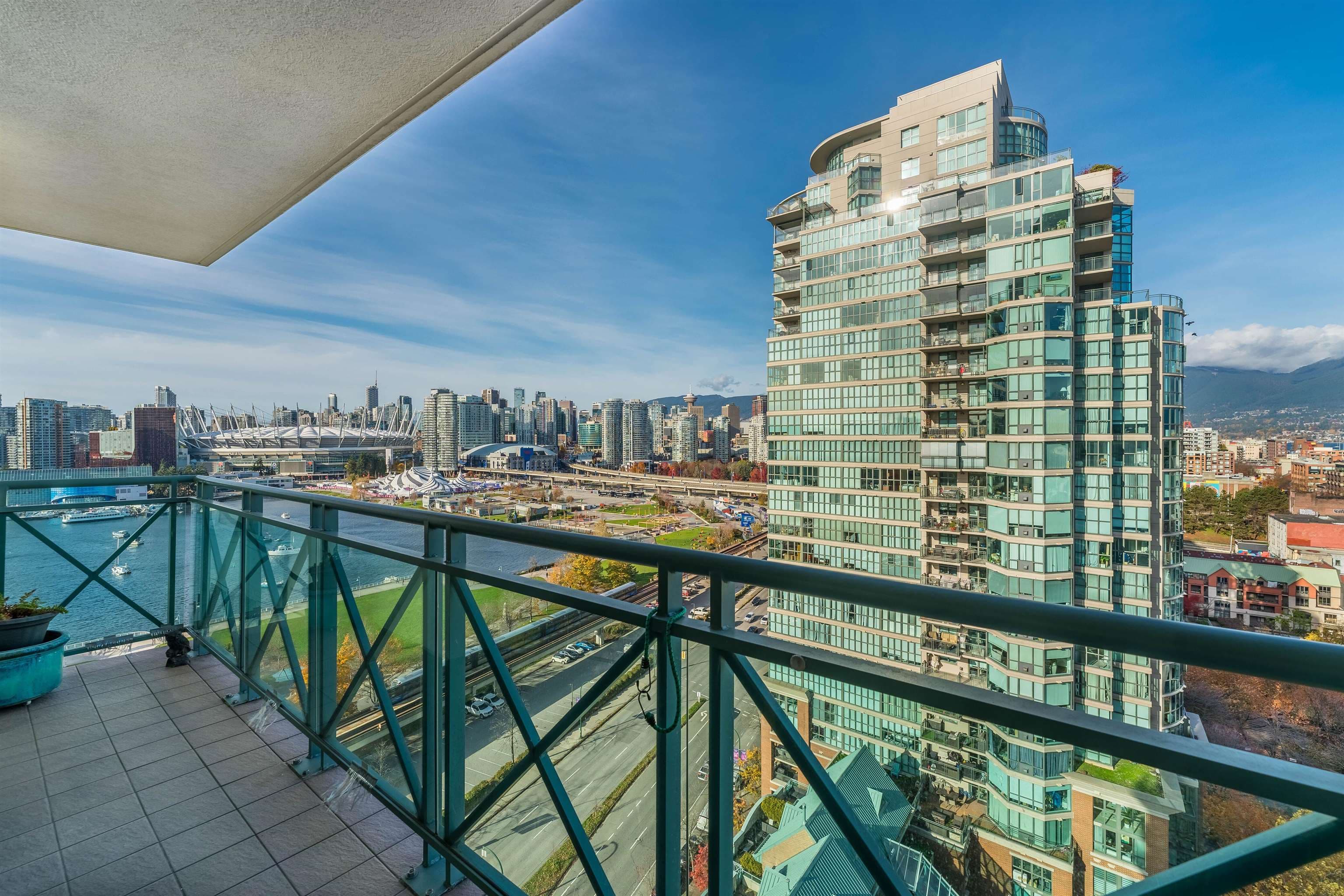 1703 - 1188 Quebec Street, Vancouver, V6A 4B3 — photo 2