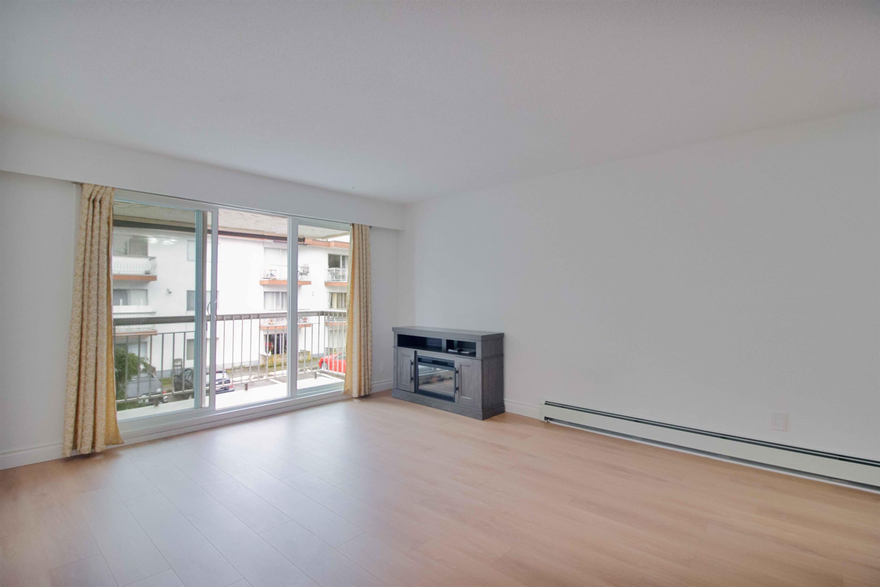 205 - 1331 Fir Street, White Rock, V4B 4B3 — photo 2