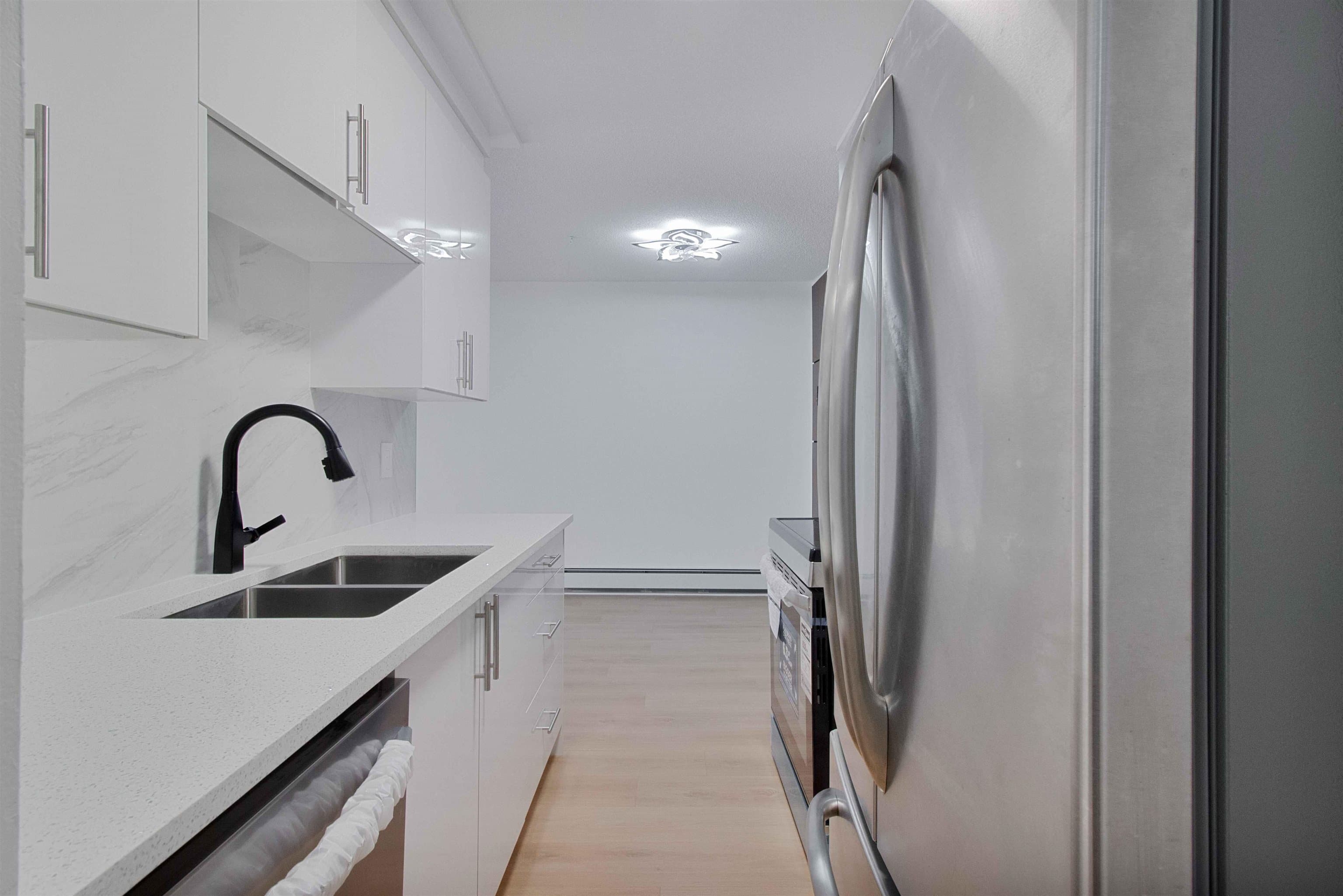 205 - 1331 Fir Street, White Rock, V4B 4B3 — photo 3