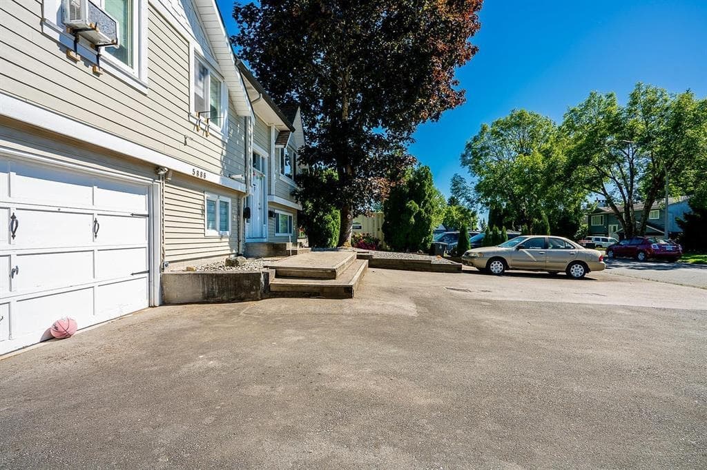 5886 184a Street, Surrey, V3S 5S7 — photo 2