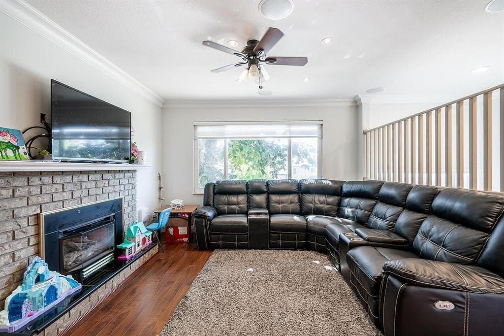 5886 184a Street, Surrey, V3S 5S7 — photo 5