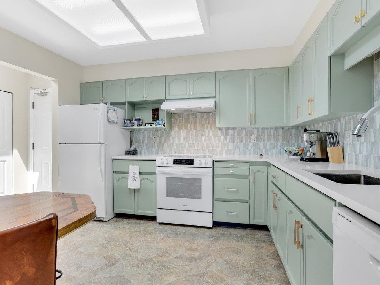 302 - 2491 Gladwin Road, Abbotsford, V2T 3N8 — photo 2