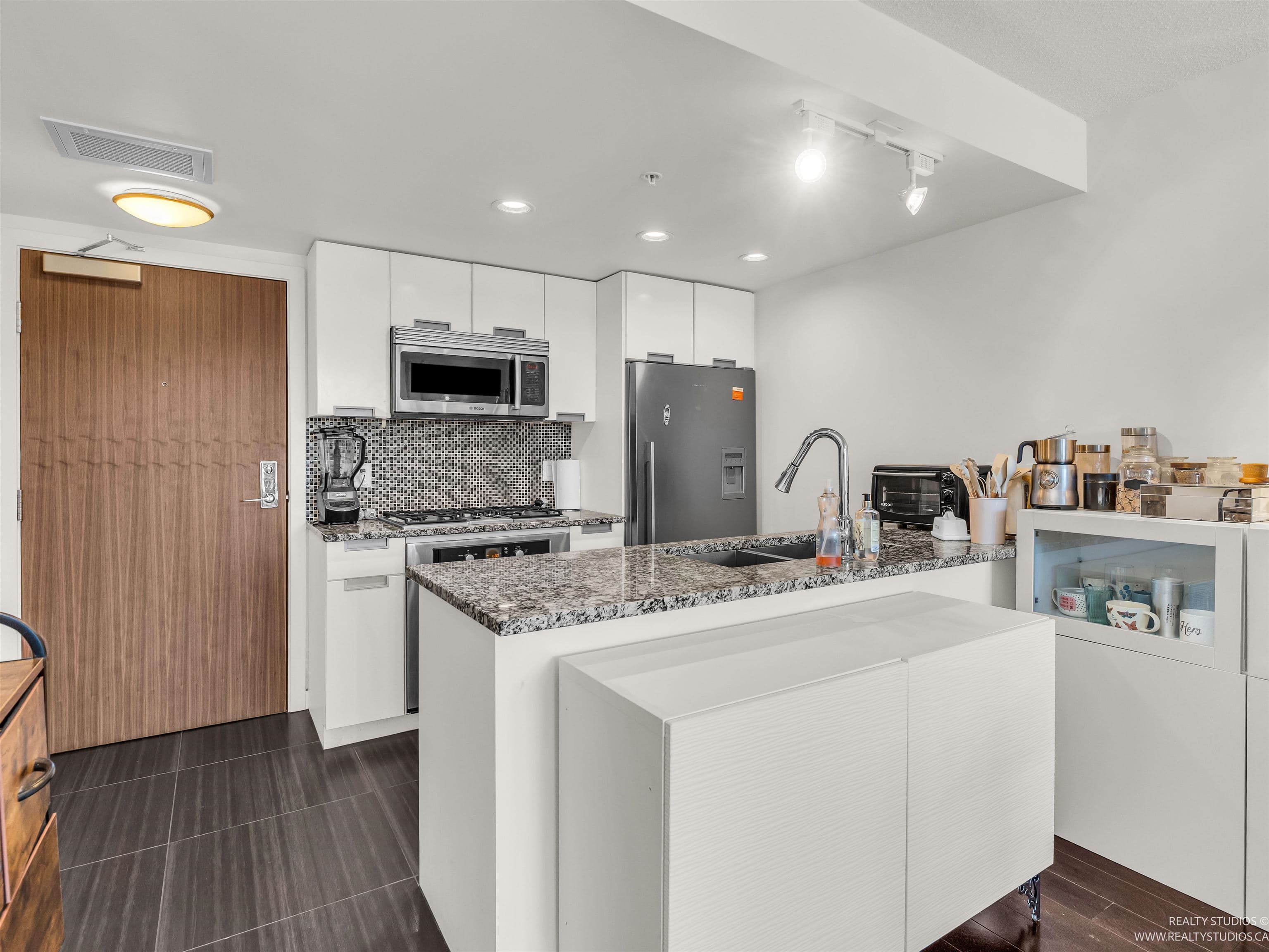 768 - 2080 W Broadway, Vancouver, V6J 1Z4 — photo 2