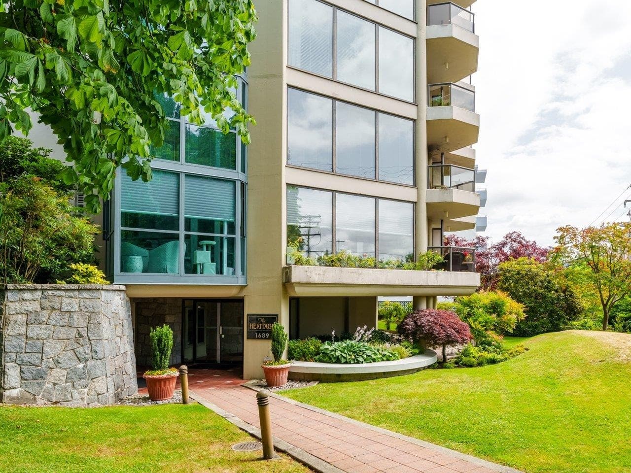 306 - 1689 Duchess Avenue, West Vancouver