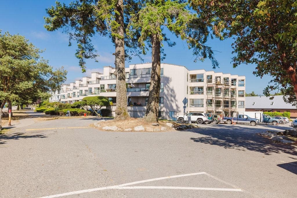 301 - 5477 Wharf Avenue, Sechelt