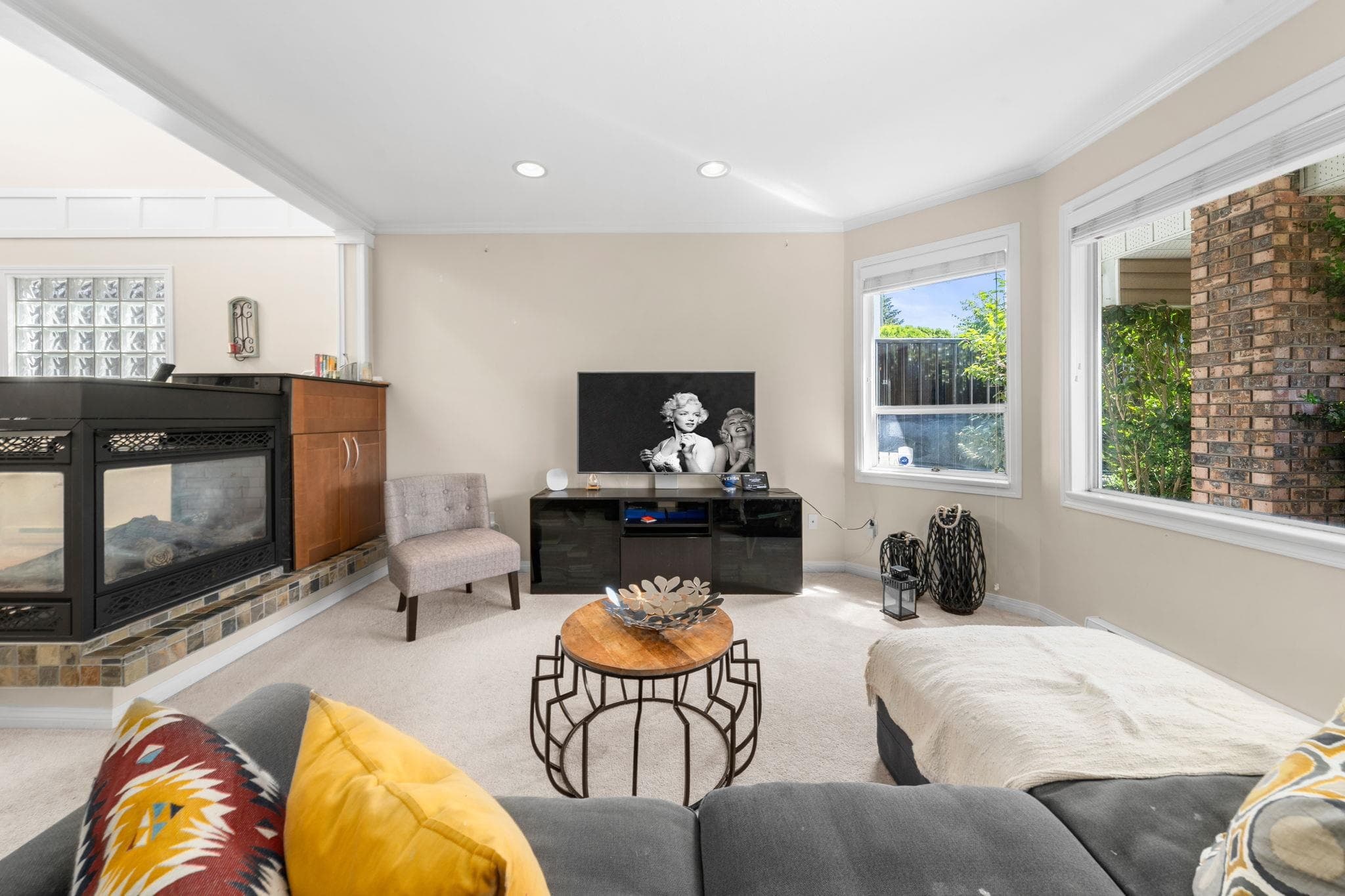 2 - 460 W 6th Street, North Vancouver, V7M 1K9 — photo 2