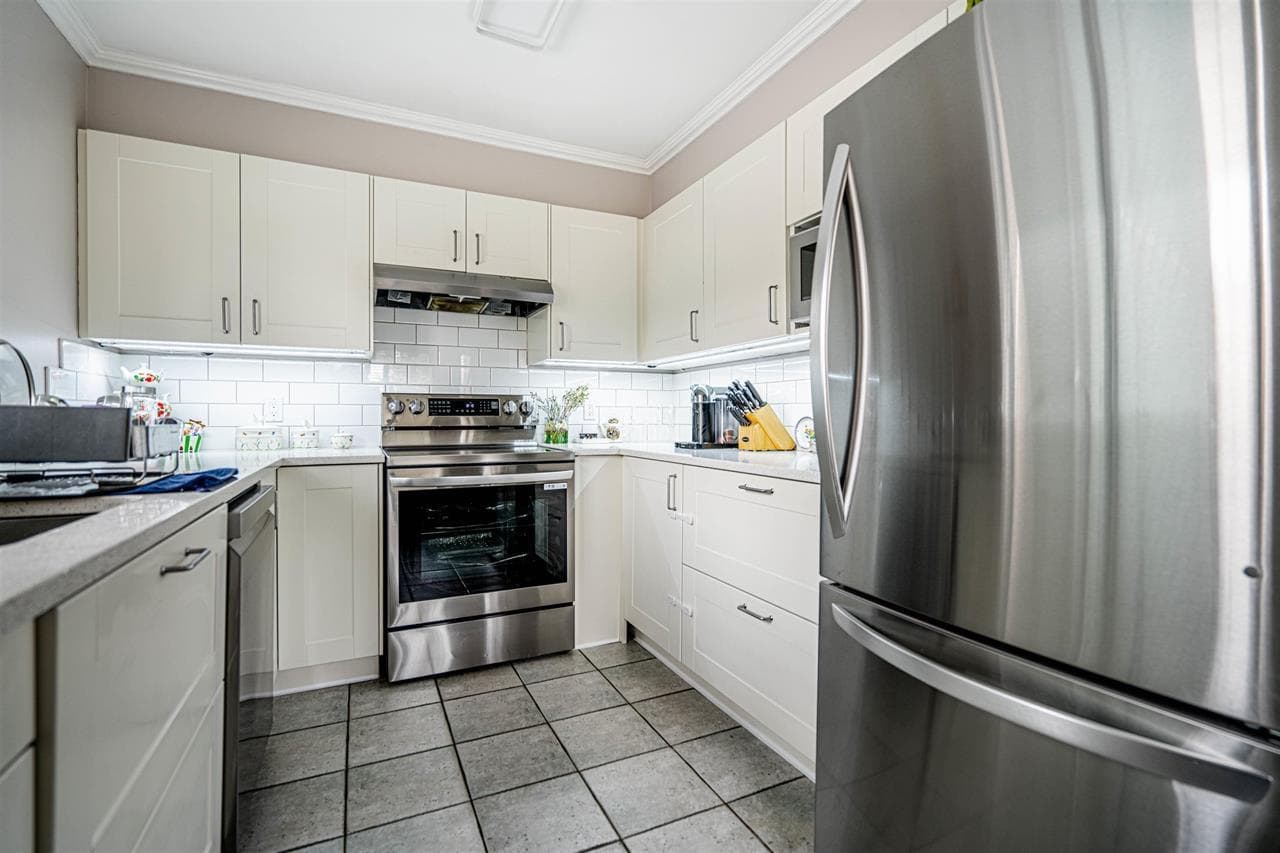 P02 - 223 Mountain Highway, North Vancouver, V7J 3V3 — photo 5