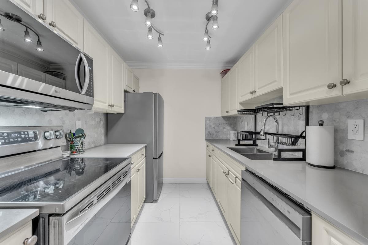 102 - 9682 134 Street, Surrey, V3T 5L6 — photo 2