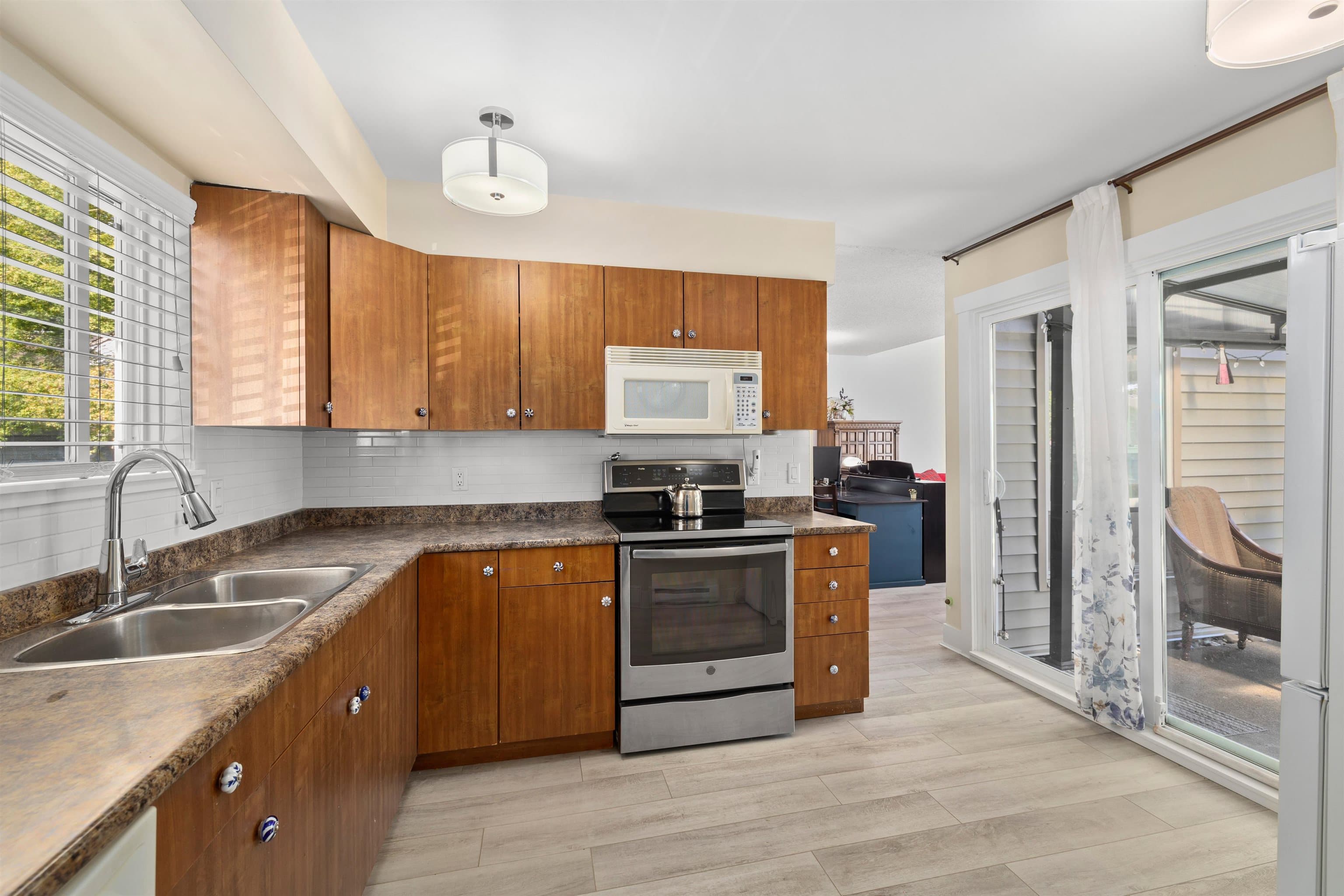 6233 E Greenside Drive, Surrey, V3S 5M8 — photo 3
