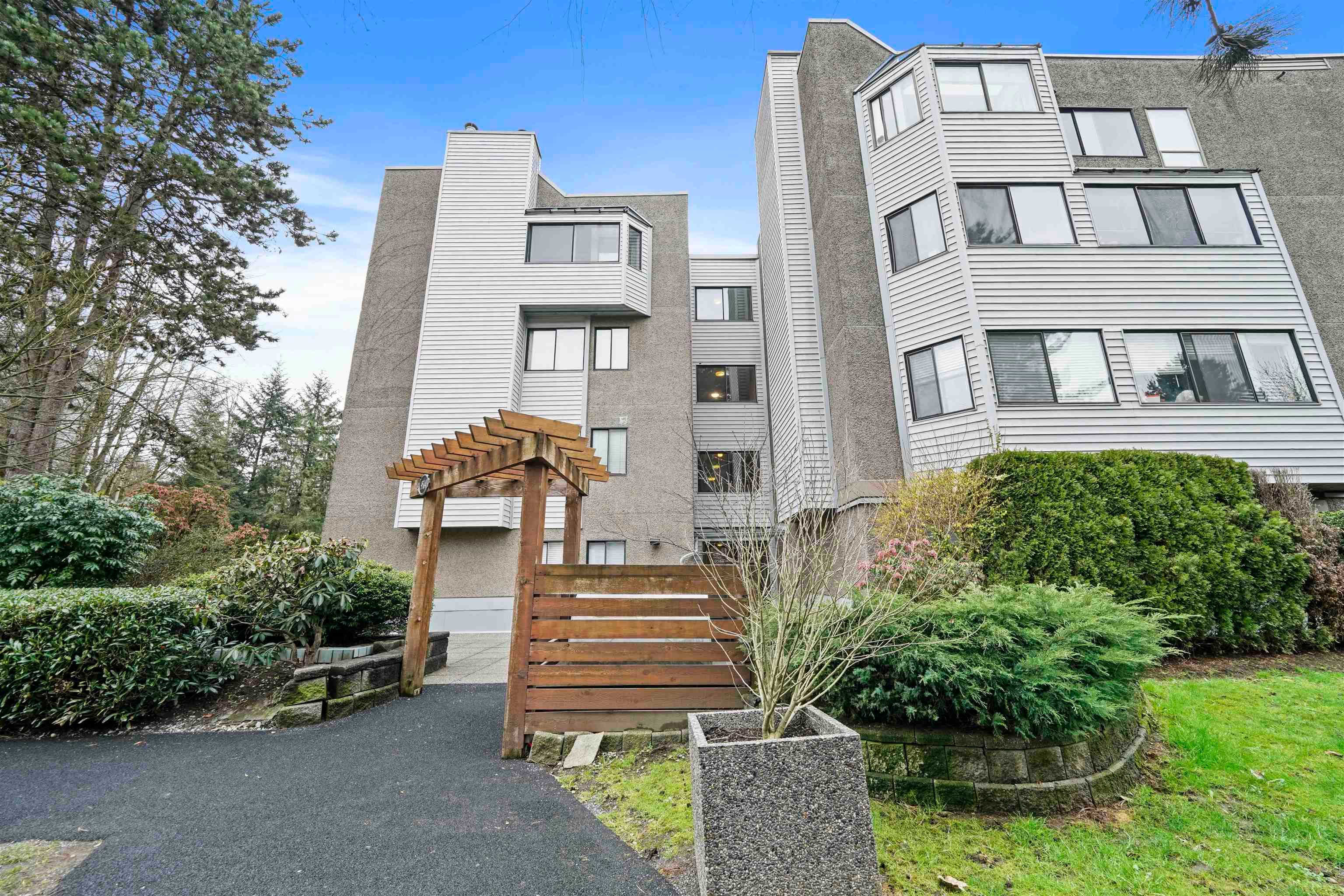 203 - 9584 Manchester Drive, Burnaby