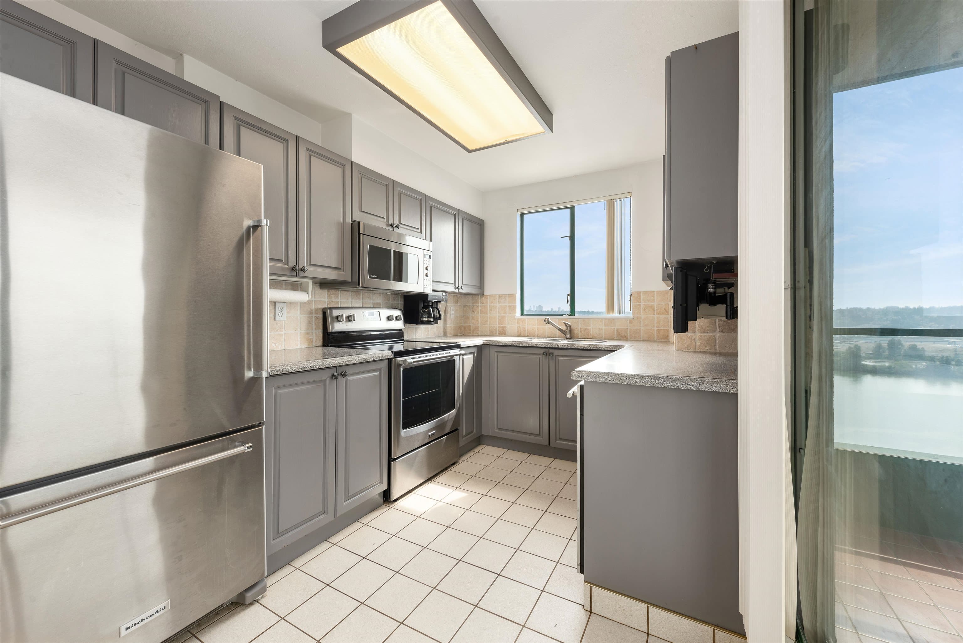 1602 - 420 Carnarvon Street, New Westminster, V3L 5P1 — photo 2