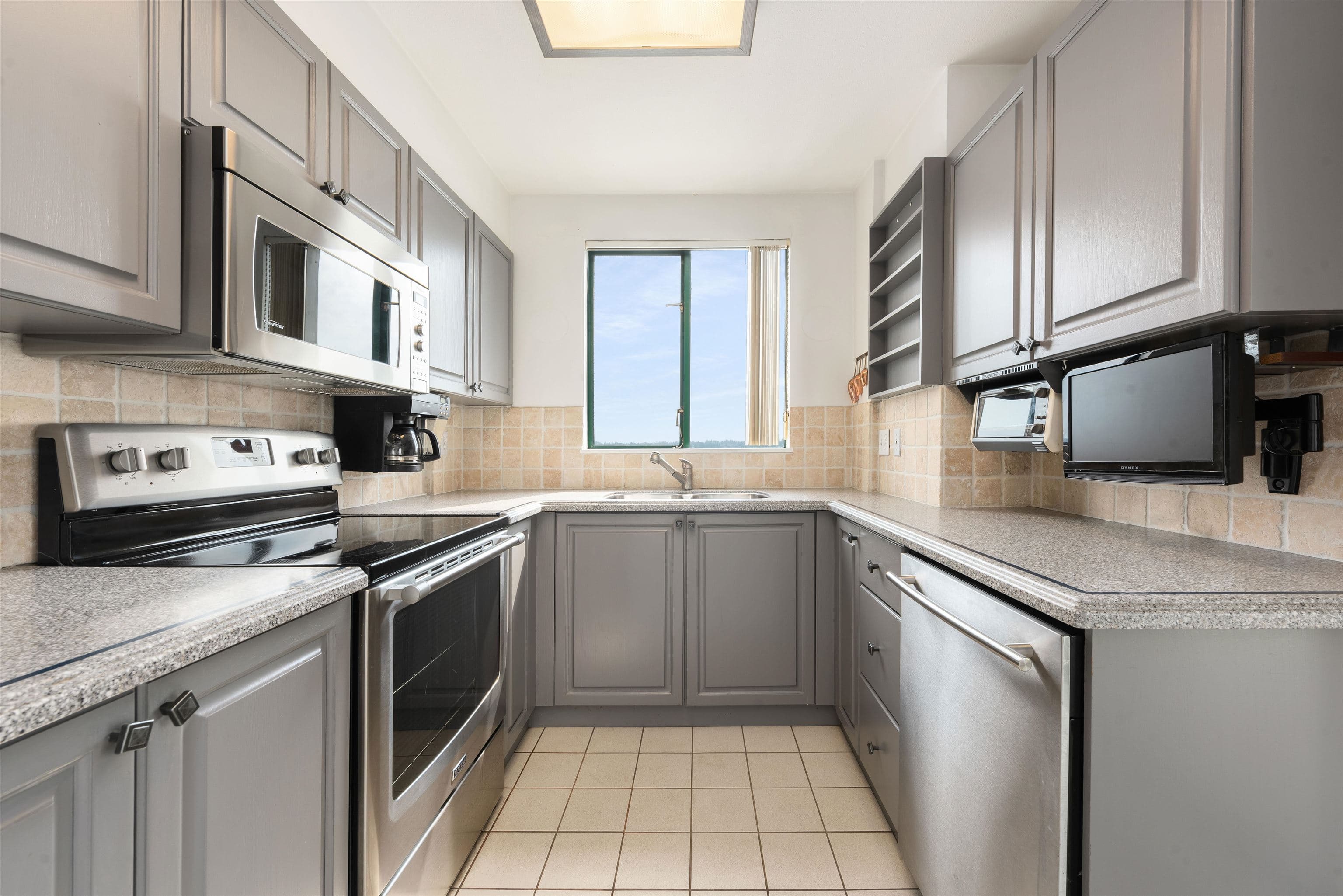 1602 - 420 Carnarvon Street, New Westminster, V3L 5P1 — photo 3