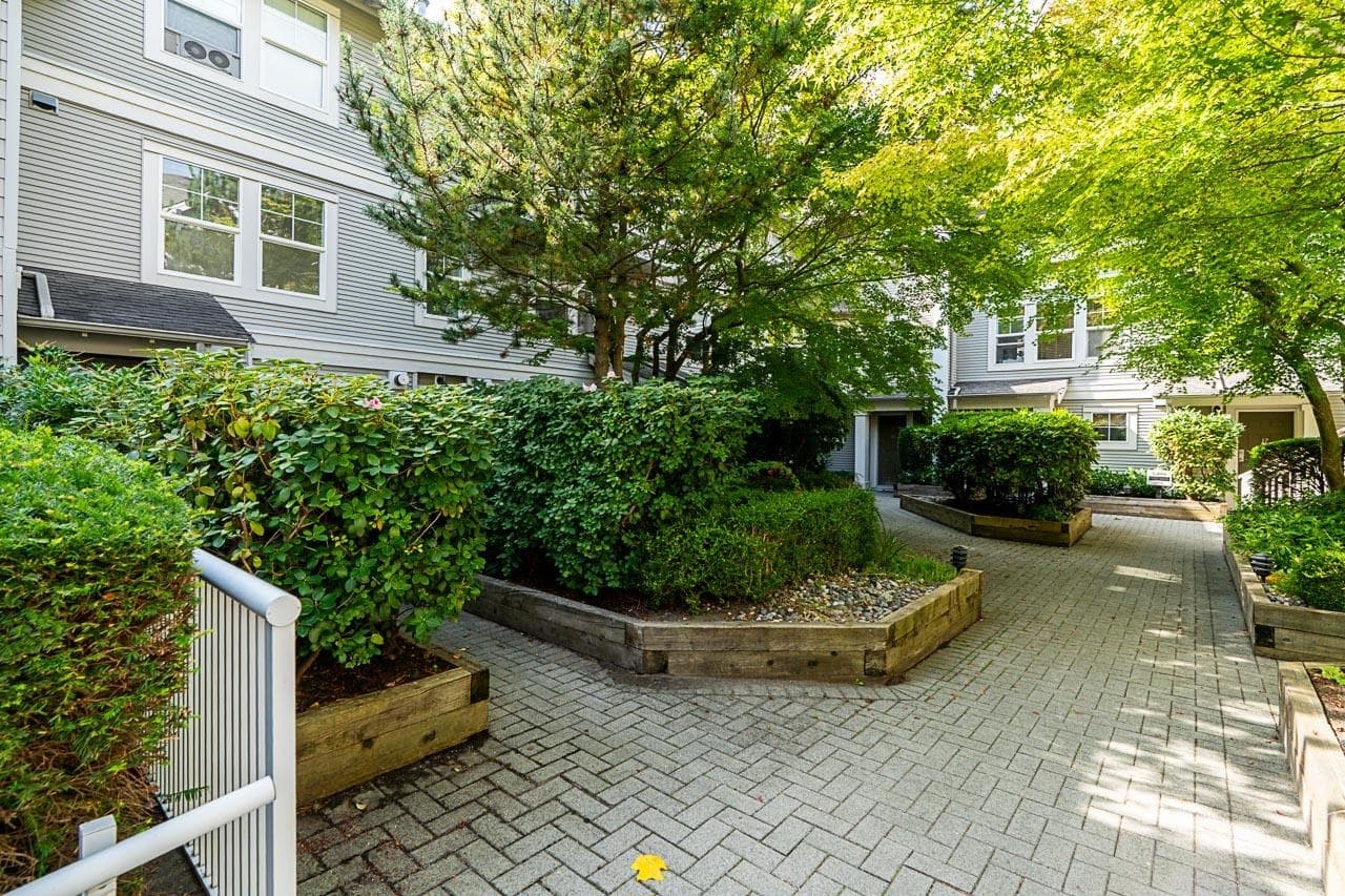 4 - 7179 18th Avenue, Burnaby, V3N 1H2 — photo 4