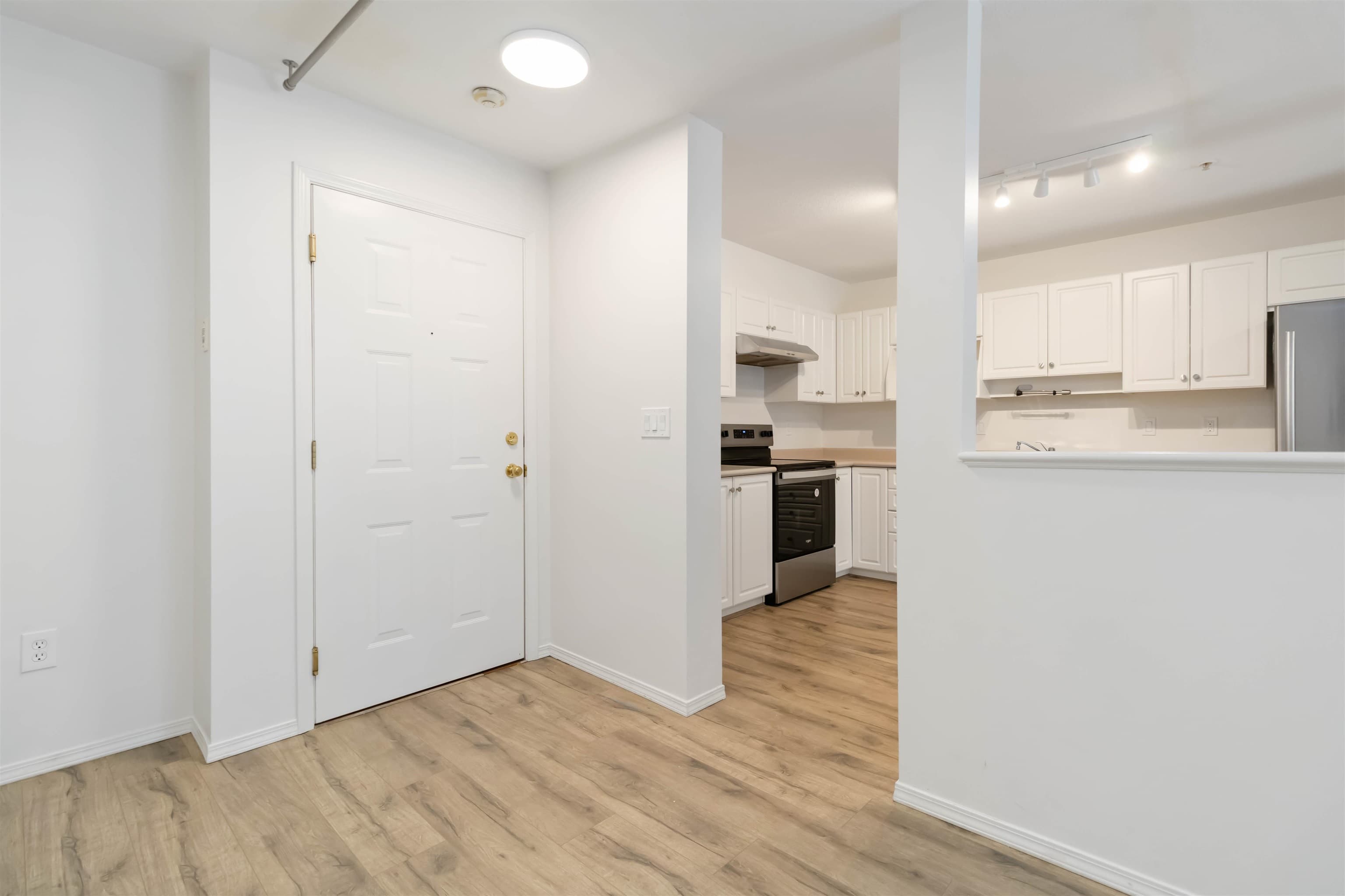 208 - 45520 Knight Road, Chilliwack, V2R 3Z2 — photo 2