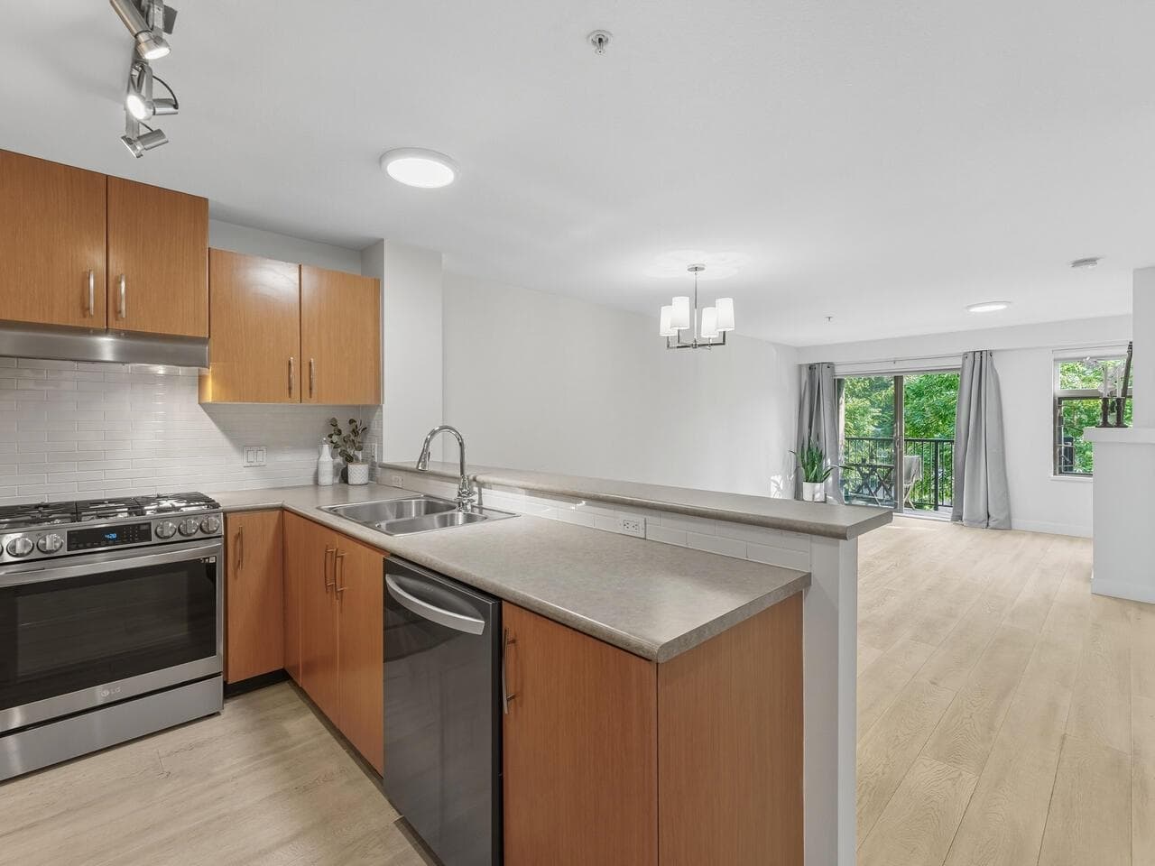 210 - 500 Klahanie Drive, Port Moody, V3H 5L1 — photo 2