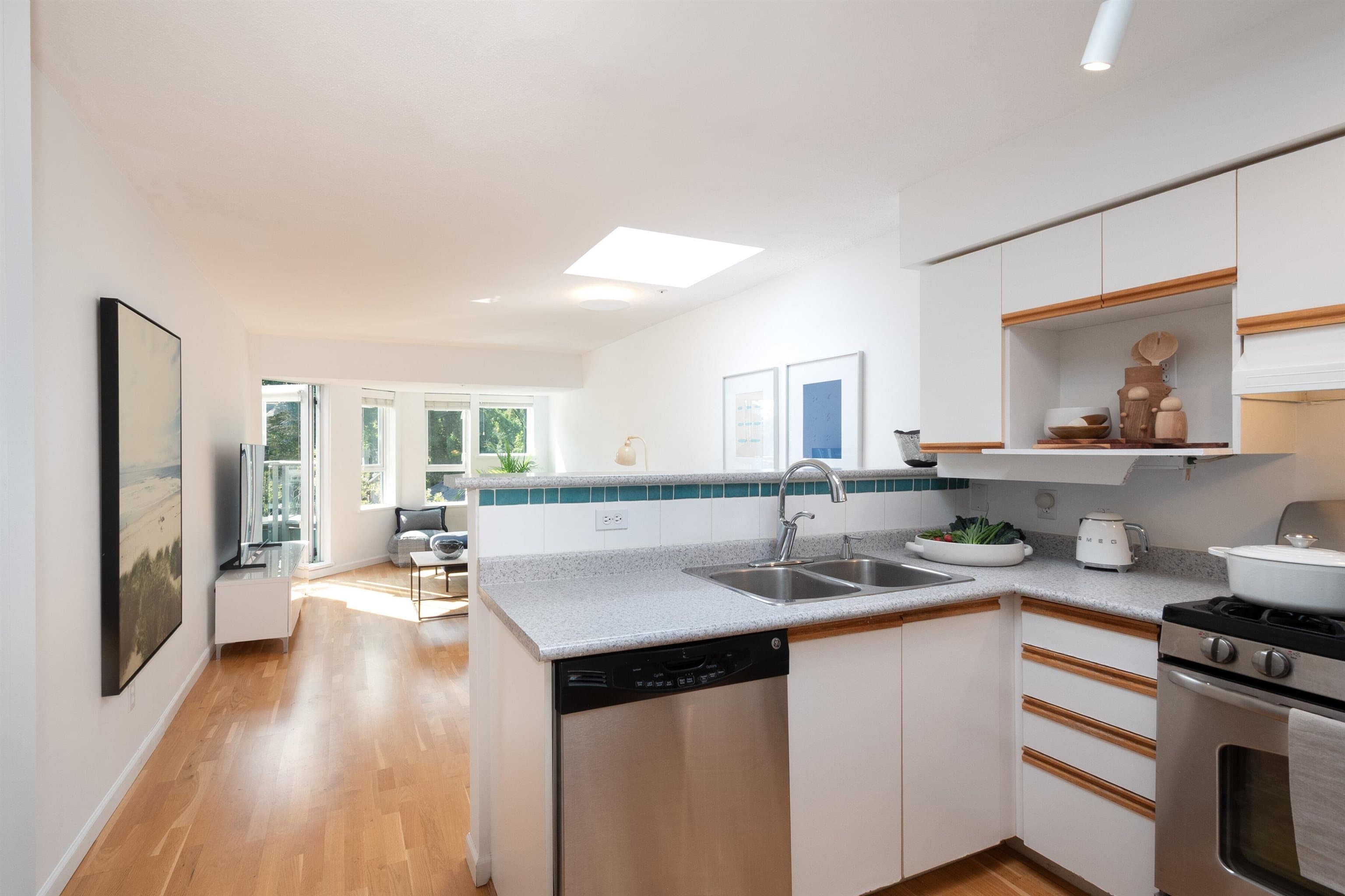 420 - 3440 W Broadway, Vancouver, V6R 4R2 — photo 3