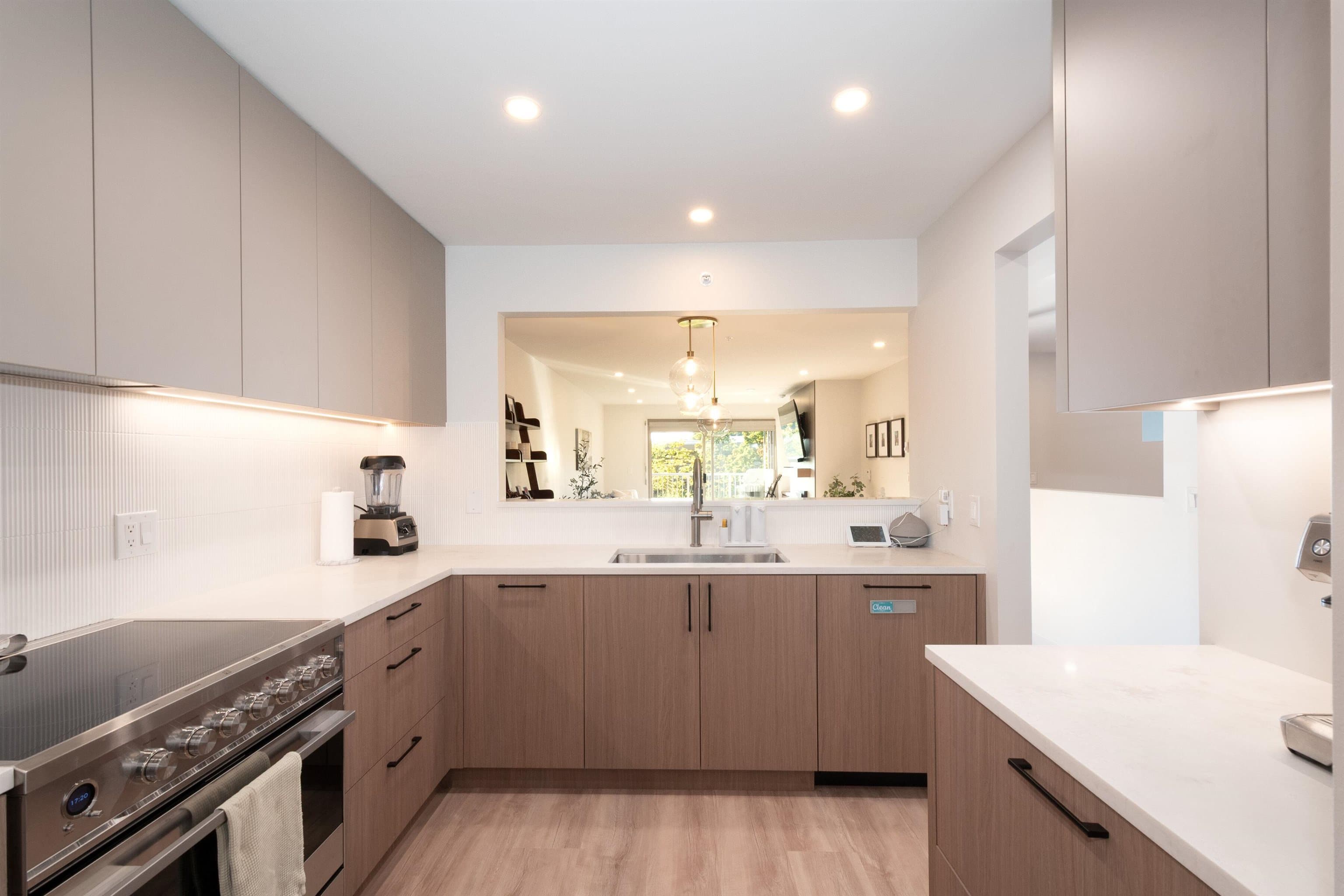 403 - 1050 Bowron Court, North Vancouver, V7H 2X7 — photo 4