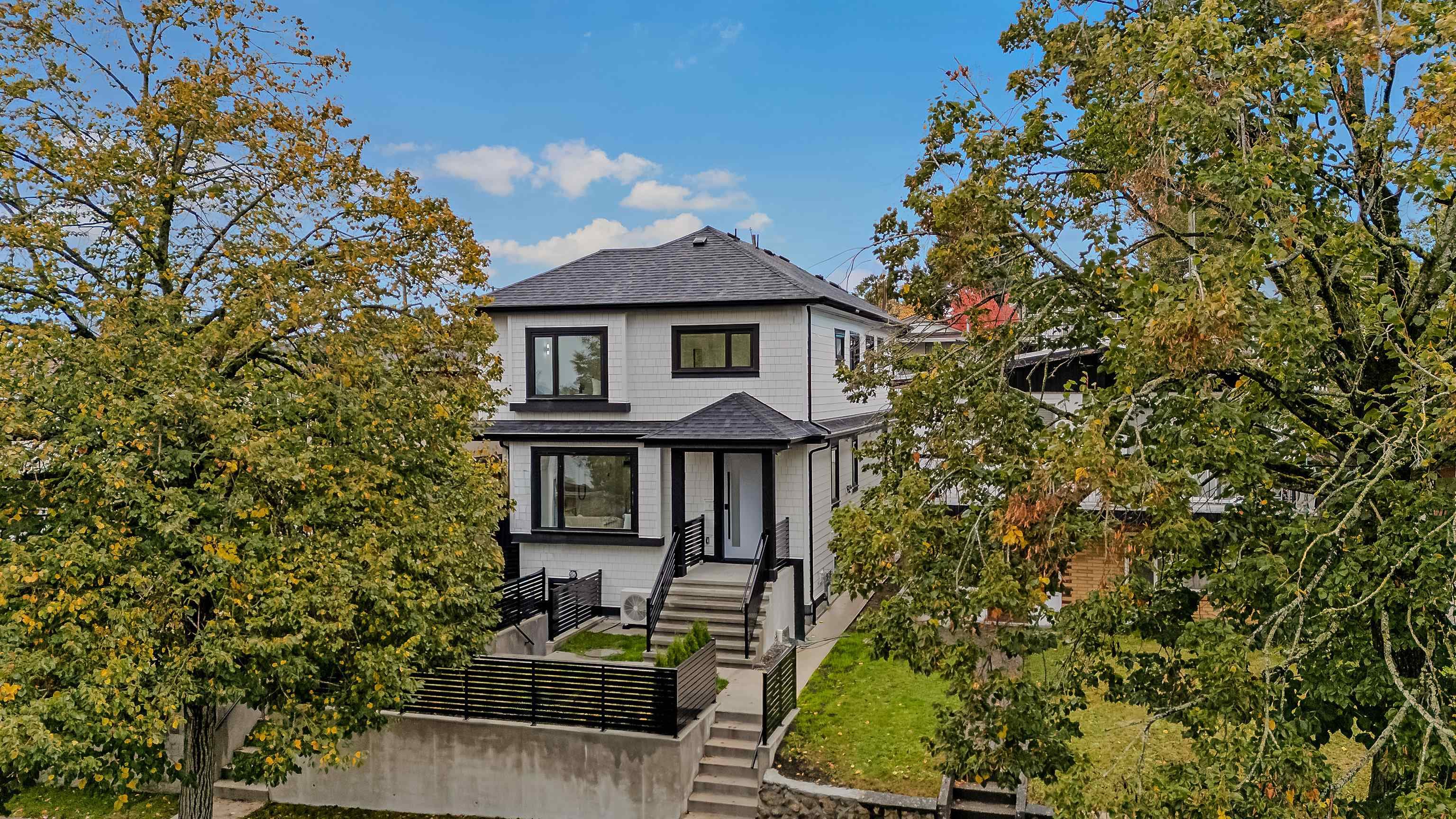 1 - 585 E 60th Avenue, Vancouver