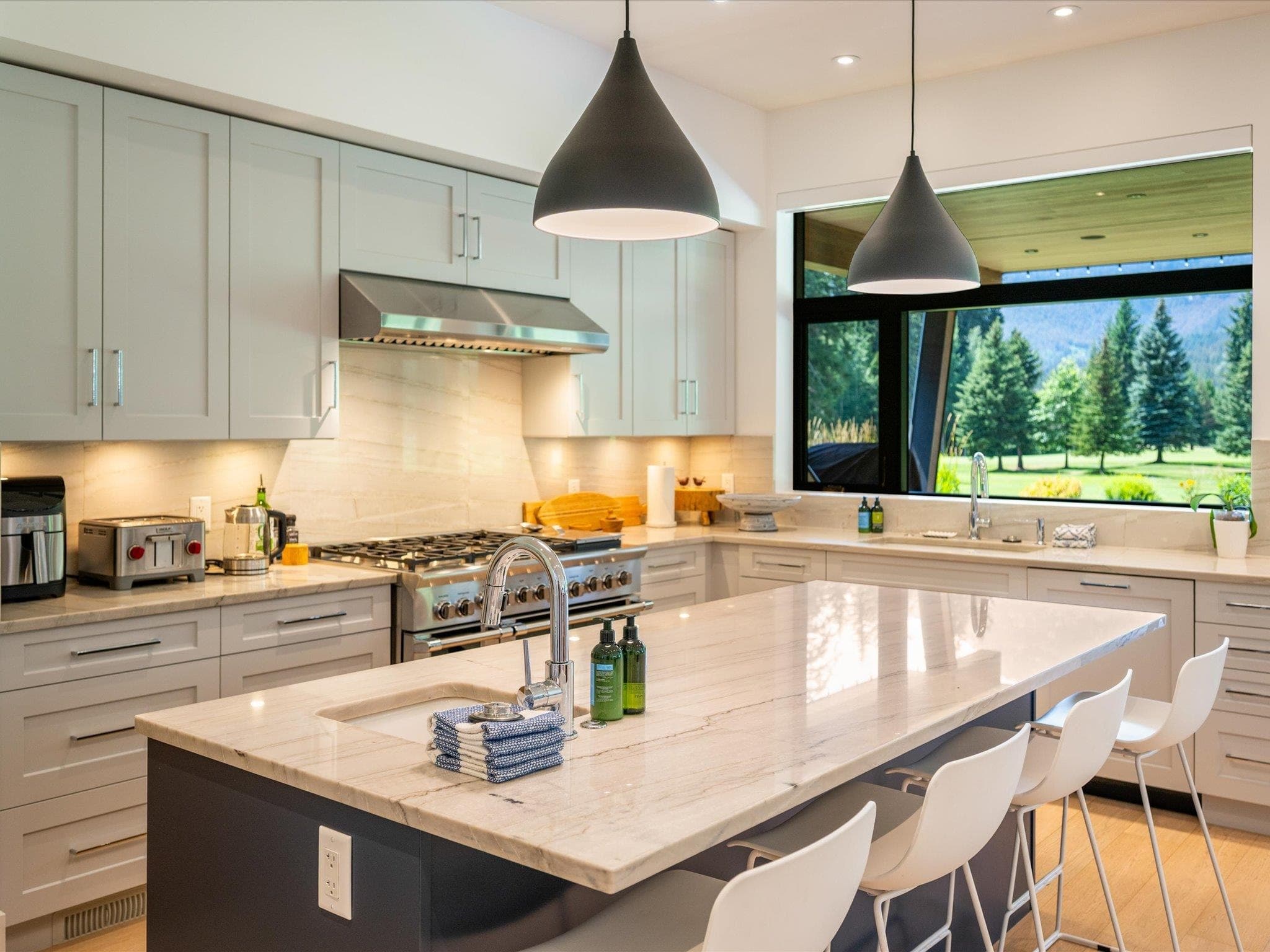 8044 Cypress Place, Whistler, V8E 1J9 — photo 3