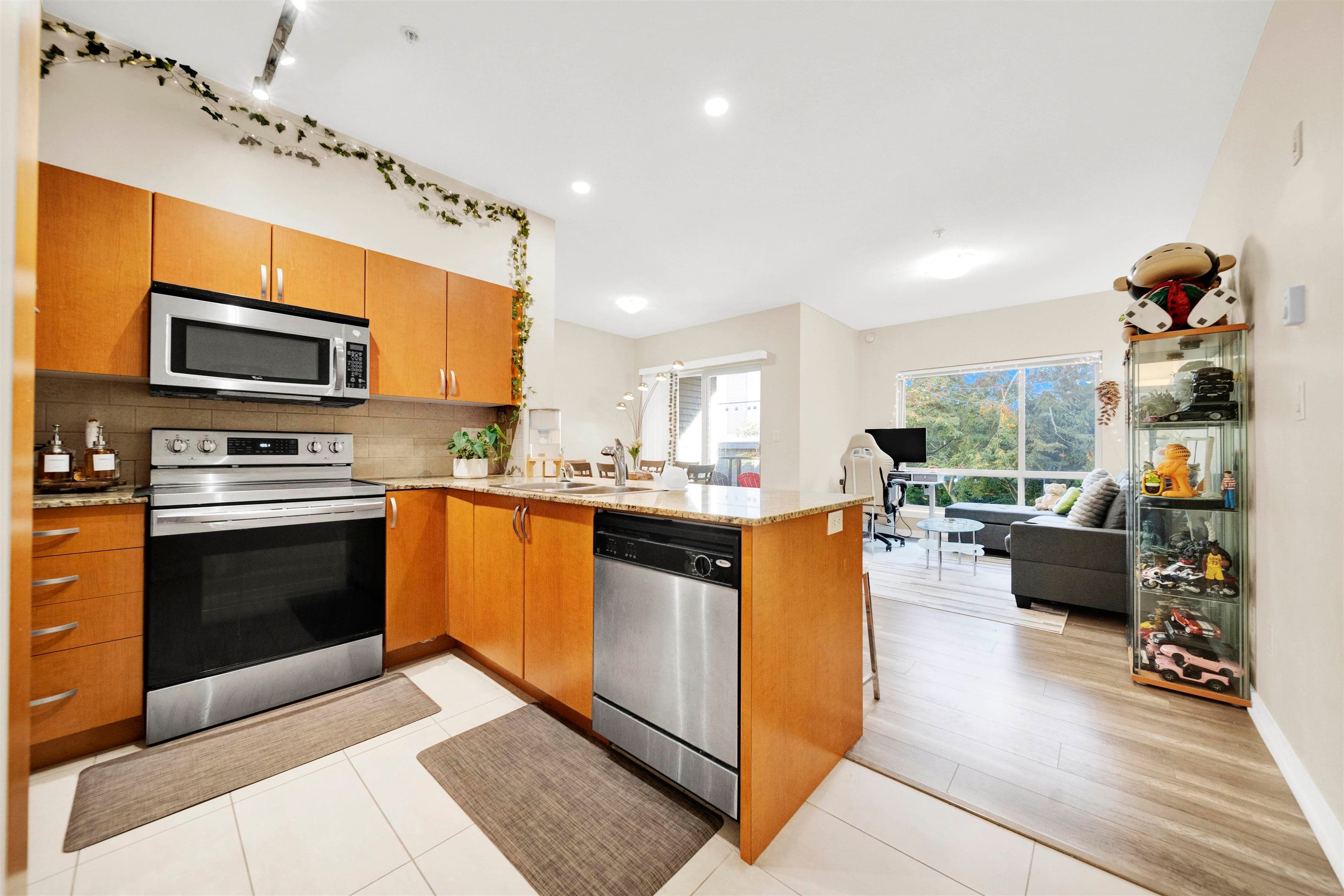309 - 13789 107a Avenue, Surrey, V3T 0B8 — photo 3