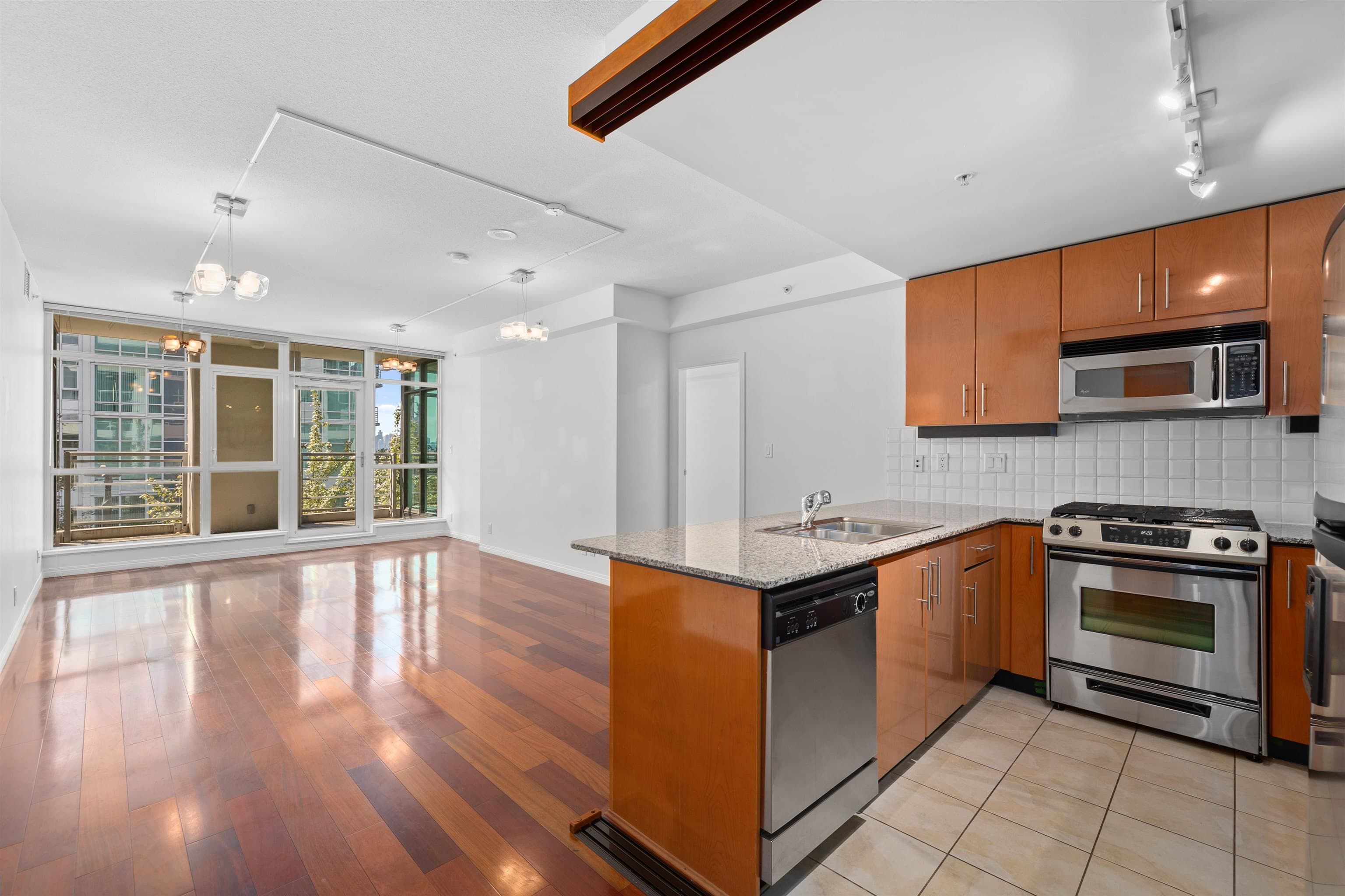 307 - 100 E Esplanade Avenue, North Vancouver, V7L 4V1 — photo 2