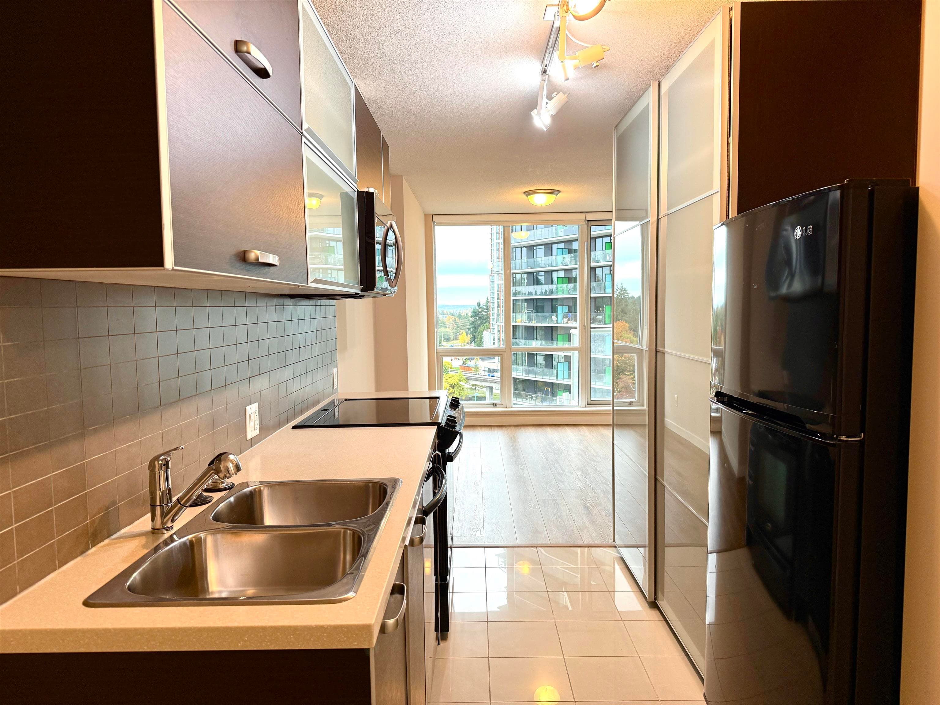 1105 - 9981 Whalley Boulevard, Surrey, V3T 0G6 — photo 3